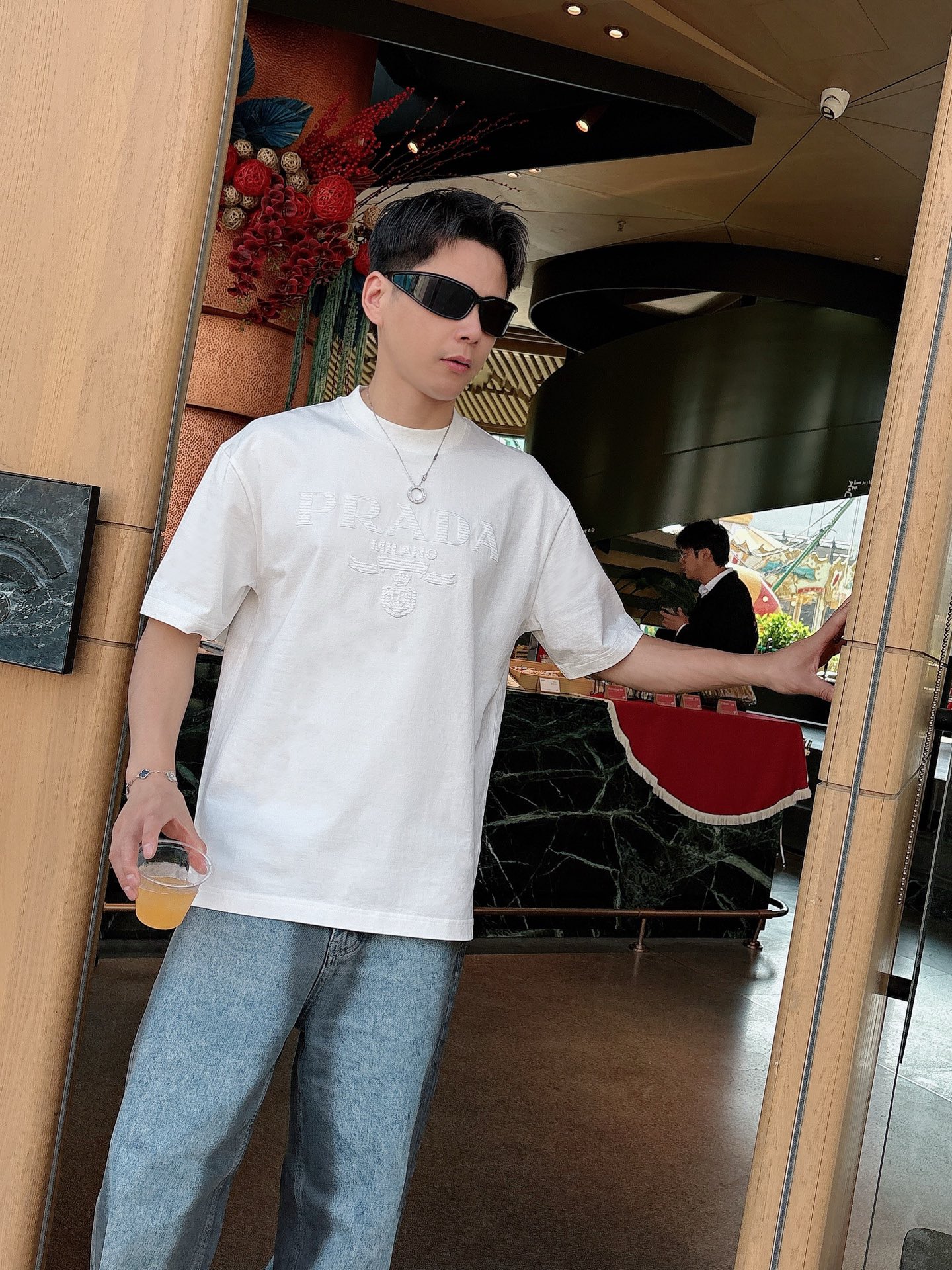 NO:141076,PRADA 2025 spring and summer new style first-time counter latest short-sleeved round-neck T-shirt, high-end customization, avant-garde and fashionable design!  Brand logo heavy craft design, high-end customized mercerated long cotton fabric, soft feel, comfortable to wear, exquisite counter-level car line, fine workmanship, invincible and handsome upper body effect!  A must-have item for handsome men!  Color black white Number M-3XL, prada, T-shirt,tees, t-shirt,alexander wang19860909PRADA2025春夏新款首发专柜最新款短袖圆领T恤 高端订制 设计前卫时尚！品牌logo重工艺设计 高端定制丝光长绒棉面料.手感柔软.穿着舒适.专柜级别精致车线.做工精细.上身效果无敌帅气！型男必备单品！ 颜色黑色 白色 码数M-3XL,,prada,T-shirt,tees，t-shirt,alexander wang,Men's clothing