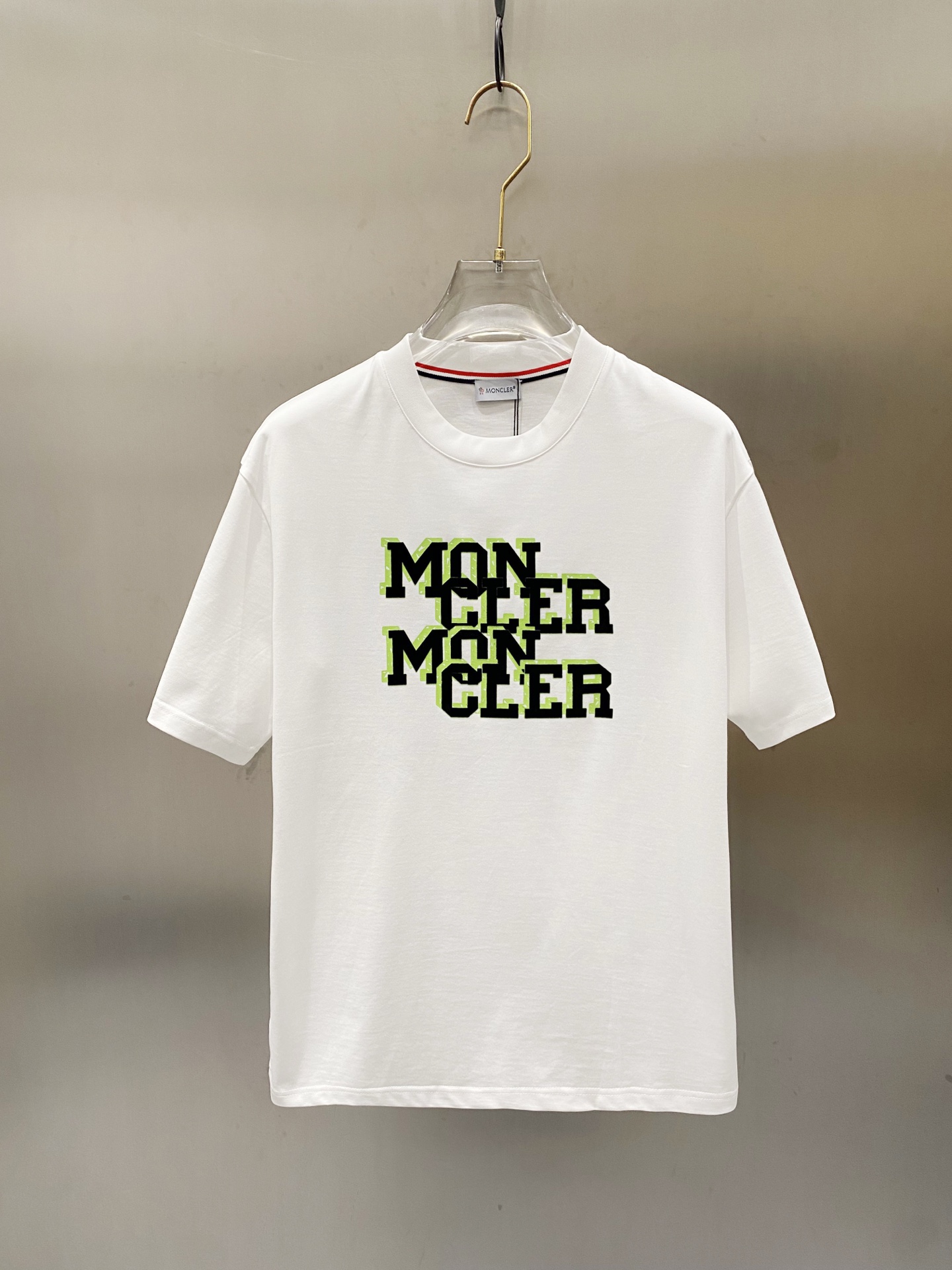 NO:134786,MONCRER's new spring and summer first-time counter latest short-sleeved round-neck T-shirt, high-end customization, avant-garde and fashionable design!  Brand logo heavy craft design, high-end customized mercerated long cotton fabric, soft feel, comfortable to wear, exquisite counter-level car line, fine workmanship, invincible and handsome upper body effect!  A must-have item for handsome men!  Color black white Number M-3XL, T-shirt,tees,t-shirt,alexander wang19860909MONCRER 春夏新款首发专柜最新款短袖圆领T恤 高端订制 设计前卫时尚！品牌logo重工艺设计 高端定制丝光长绒棉面料.手感柔软.穿着舒适.专柜级别精致车线.做工精细.上身效果无敌帅气！型男必备单品！ 颜色黑色 白色 码数M-3XL,,T-shirt,tees，t-shirt,alexander wang,Men's clothing