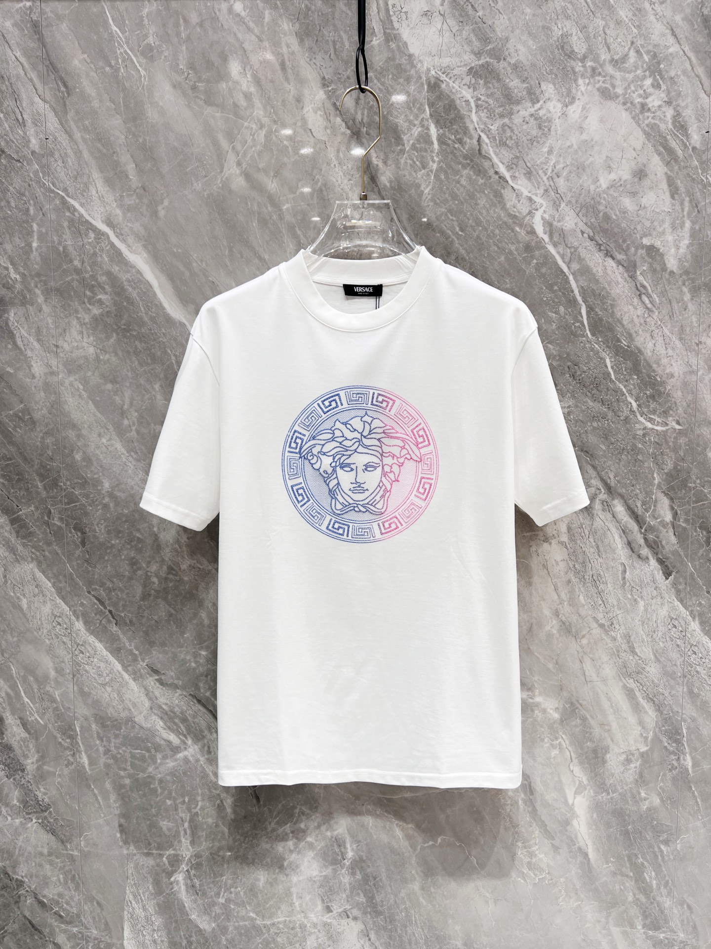 NO:136739,VERSACE Spring and Summer New First-Open Counter Latest Short-sleeved Round Neck T-shirt, High-end Customization, Avant-garde and Fashionable Design!  Brand logo heavy craft design, high-end customized mercerated long cotton fabric, soft feel, comfortable to wear, exquisite counter-level car line, fine workmanship, invincible and handsome upper body effect!  A must-have item for handsome men!  Color black white Number M-3XL, versace, T-shirt,tees, t-shirt,alexander wang19860909VERSACE春夏新款首发专柜最新款短袖圆领T恤 高端订制 设计前卫时尚！品牌logo重工艺设计 高端定制丝光长绒棉面料.手感柔软.穿着舒适.专柜级别精致车线.做工精细.上身效果无敌帅气！型男必备单品！ 颜色黑色 白色 码数M-3XL,,versace,T-shirt,tees，t-shirt,alexander wang,Men's clothing