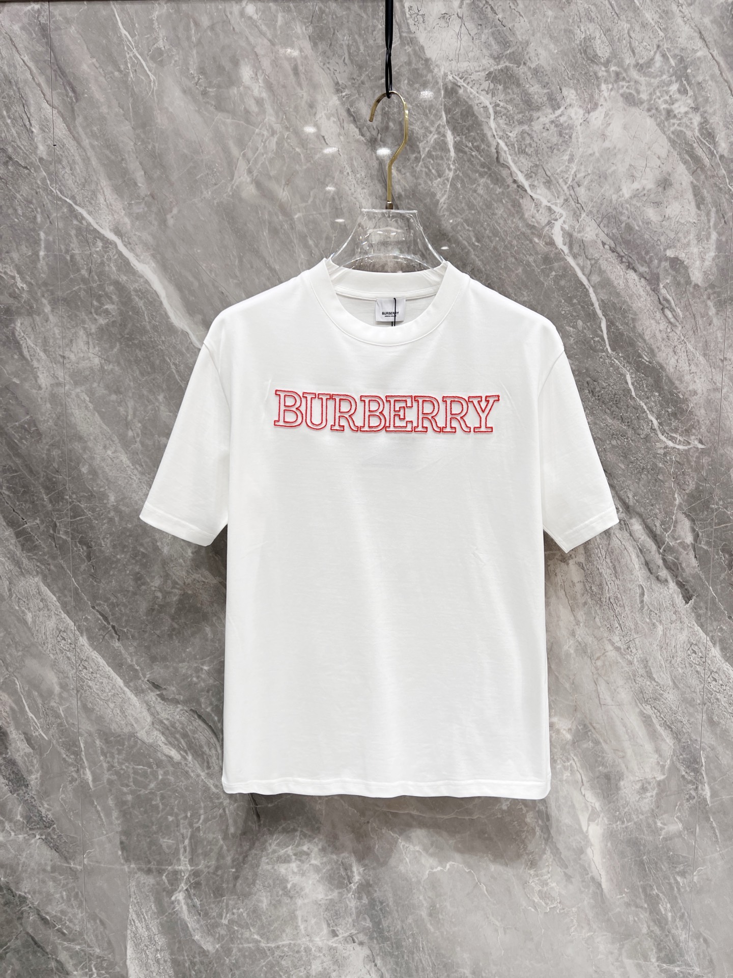 NO:136741,BURBERRY Spring and Summer New First-Open Counter Latest Short-sleeved Round Neck T-shirt High-end Customized Design Avant-garde and Fashionable!  Brand logo heavy craft design, high-end customized mercerated long cotton fabric, soft feel, comfortable to wear, exquisite counter-level car line, fine workmanship, invincible and handsome upper body effect!  A must-have item for handsome men!  Color black white Number M-3XL, burberry, T-shirt,tees, t-shirt,alexander wang19860909BURBERRY 春夏新款首发专柜最新款短袖圆领T恤 高端订制 设计前卫时尚！品牌logo重工艺设计 高端定制丝光长绒棉面料.手感柔软.穿着舒适.专柜级别精致车线.做工精细.上身效果无敌帅气！型男必备单品！ 颜色黑色 白色 码数M-3XL,,burberry,T-shirt,tees，t-shirt,alexander wang,Men's clothing