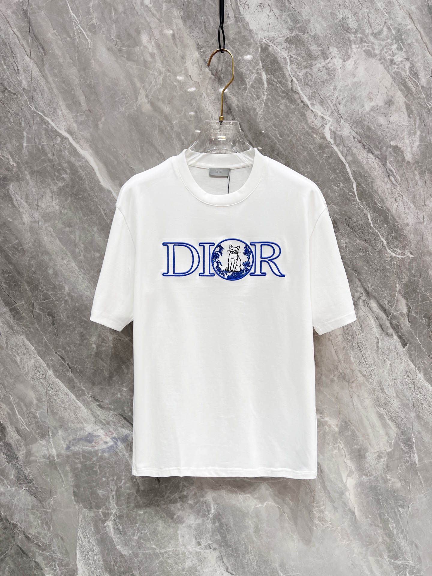 NO:136743,DIOR's new spring and summer first-time counter latest short-sleeved round-neck T-shirt, high-end customization, avant-garde and fashionable design!  Brand logo heavy craft design, high-end customized mercerated long cotton fabric, soft feel, comfortable to wear, exquisite counter-level car line, fine workmanship, invincible and handsome upper body effect!  A must-have item for handsome men!  Color black white Number M-3XL,,dior,T-shirt,tees,t-shirt,alexander wang19860909DIOR 春夏新款首发专柜最新款短袖圆领T恤 高端订制 设计前卫时尚！品牌logo重工艺设计 高端定制丝光长绒棉面料.手感柔软.穿着舒适.专柜级别精致车线.做工精细.上身效果无敌帅气！型男必备单品！ 颜色黑色 白色 码数M-3XL,,dior,T-shirt,tees，t-shirt,alexander wang,Men's clothing