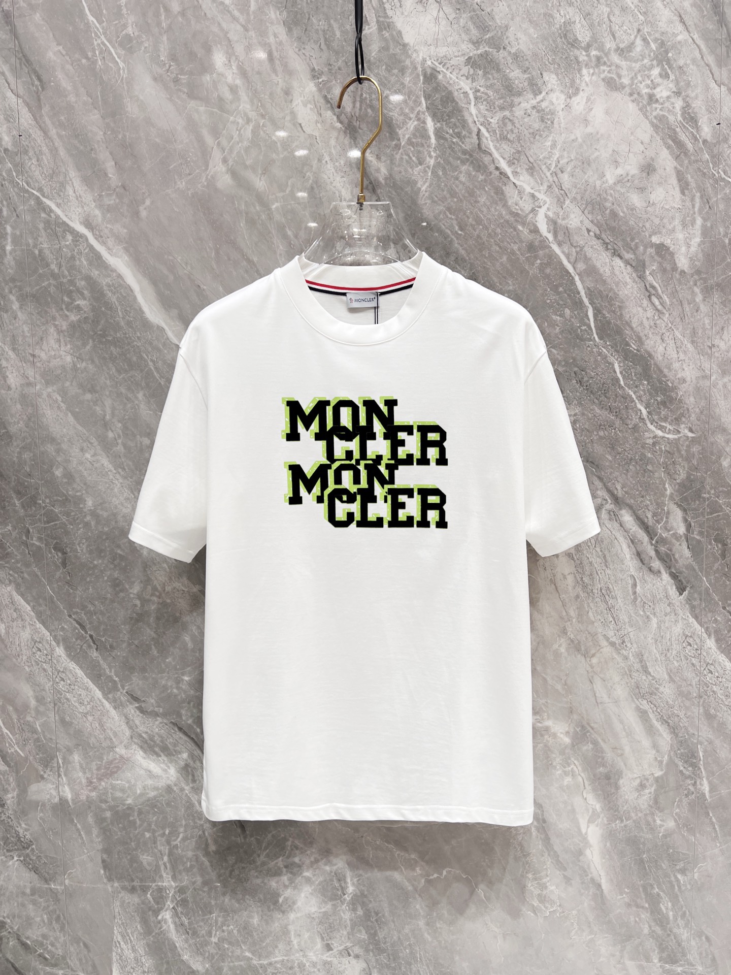 NO:136745,MONCRER's new spring and summer first-time counter latest short-sleeved round-neck T-shirt, high-end customization, avant-garde and fashionable design!  Brand logo heavy craft design, high-end customized mercerated long cotton fabric, soft feel, comfortable to wear, exquisite counter-level car line, fine workmanship, invincible and handsome upper body effect!  A must-have item for handsome men!  Color black white Number M-3XL, T-shirt,tees,t-shirt,alexander wang19860909MONCRER 春夏新款首发专柜最新款短袖圆领T恤 高端订制 设计前卫时尚！品牌logo重工艺设计 高端定制丝光长绒棉面料.手感柔软.穿着舒适.专柜级别精致车线.做工精细.上身效果无敌帅气！型男必备单品！ 颜色黑色 白色 码数M-3XL,,T-shirt,tees，t-shirt,alexander wang,Men's clothing