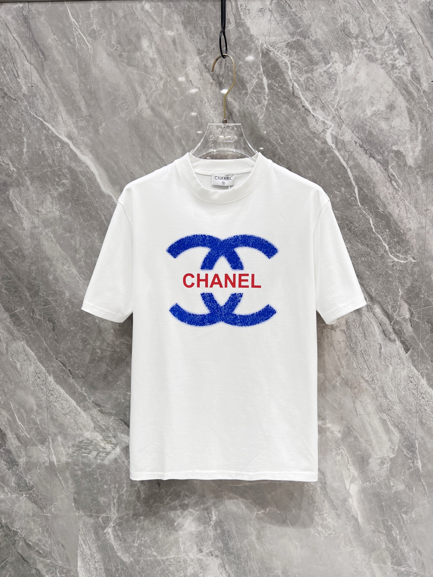 NO:136747,CHANEL's new spring and summer new style first-time counter latest short-sleeved round-neck T-shirt, high-end customization, avant-garde and fashionable design!  Brand logo heavy craft design, high-end customized mercerated long cotton fabric, soft feel, comfortable to wear, exquisite counter-level car line, fine workmanship, invincible and handsome upper body effect!  A must-have item for handsome men!  Color black white Number M-3XL, chanel, T-shirt,tees, t-shirt,alexander wang19860909CHANEL春夏新款首发专柜最新款短袖圆领T恤 高端订制 设计前卫时尚！品牌logo重工艺设计 高端定制丝光长绒棉面料.手感柔软.穿着舒适.专柜级别精致车线.做工精细.上身效果无敌帅气！型男必备单品！ 颜色黑色 白色 码数M-3XL,,chanel,T-shirt,tees，t-shirt,alexander wang,Men's clothing