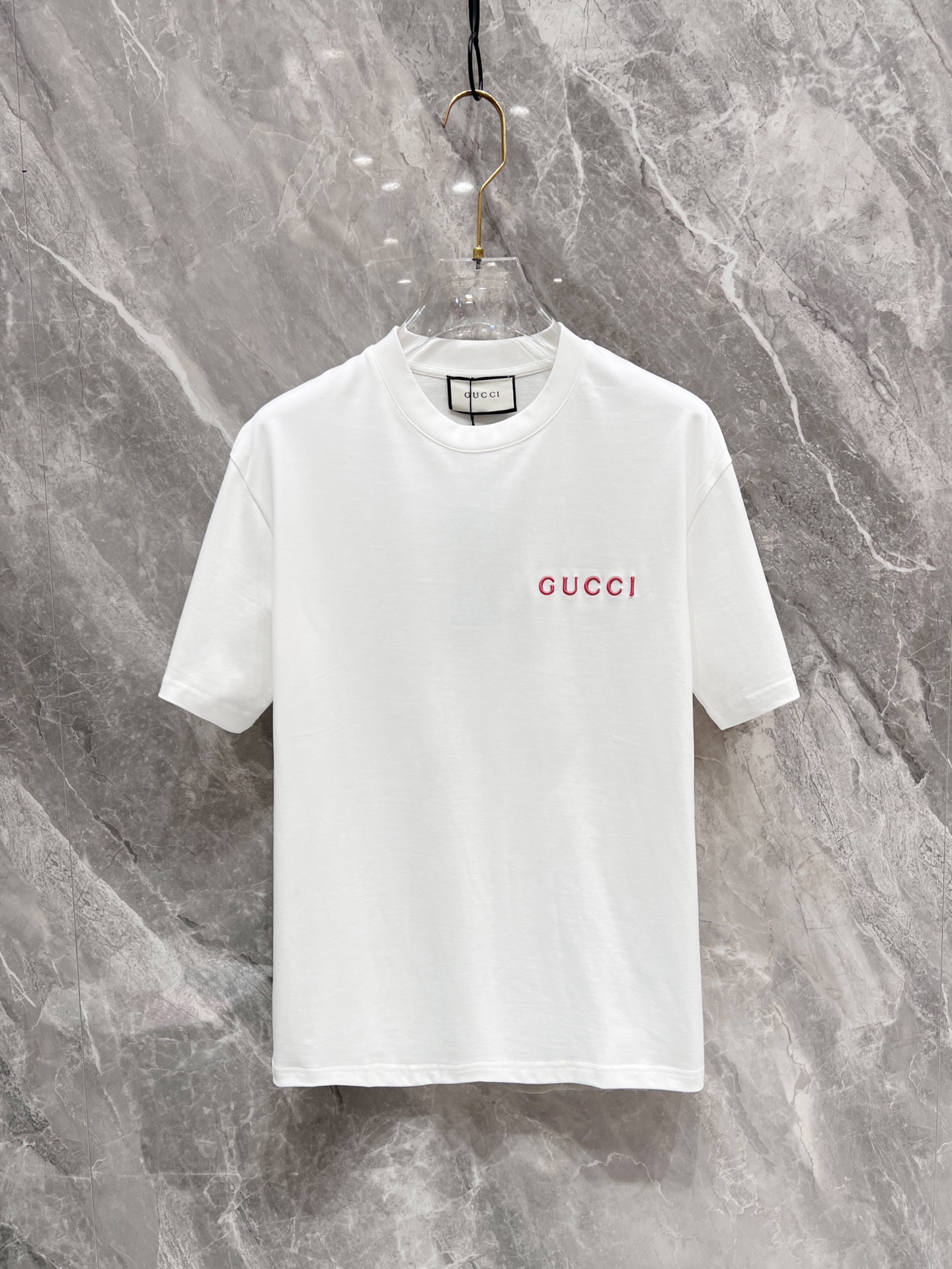 NO:136749,GUCCI spring and summer new first-time counter latest short-sleeved round-neck T-shirt, high-end customization, avant-garde and fashionable design!  Brand logo heavy craft design, high-end customized mercerated long cotton fabric, soft feel, comfortable to wear, exquisite counter-level car line, fine workmanship, invincible and handsome upper body effect!  A must-have item for handsome men!  Color black white Number M-3XL, gucci, T-shirt,tees, t-shirt,alexander wang19860909GUCCI春夏新款首发专柜最新款短袖圆领T恤 高端订制 设计前卫时尚！品牌logo重工艺设计 高端定制丝光长绒棉面料.手感柔软.穿着舒适.专柜级别精致车线.做工精细.上身效果无敌帅气！型男必备单品！ 颜色黑色 白色 码数M-3XL,,gucci,T-shirt,tees，t-shirt,alexander wang,Men's clothing