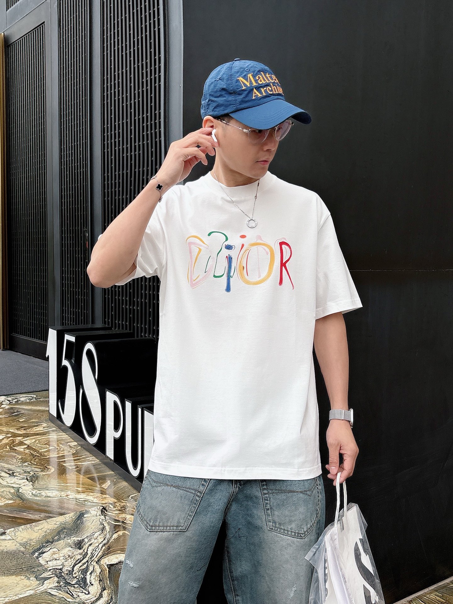 NO:141082,DIOR 2025 spring and summer new style first-time counter latest short-sleeved round-neck T-shirt, high-end customization, avant-garde and fashionable design!  Brand logo heavy craft design, high-end customized mercerated long cotton fabric, soft feel, comfortable to wear, exquisite counter-level car line, fine workmanship, invincible and handsome upper body effect!  A must-have item for handsome men!  Color black white Number M-3XL,,dior,T-shirt,tees,t-shirt,alexander wang19860909DIOR 2025春夏新款首发专柜最新款短袖圆领T恤 高端订制 设计前卫时尚！品牌logo重工艺设计 高端定制丝光长绒棉面料.手感柔软.穿着舒适.专柜级别精致车线.做工精细.上身效果无敌帅气！型男必备单品！ 颜色黑色 白色 码数M-3XL,,dior,T-shirt,tees，t-shirt,alexander wang,Men's clothing