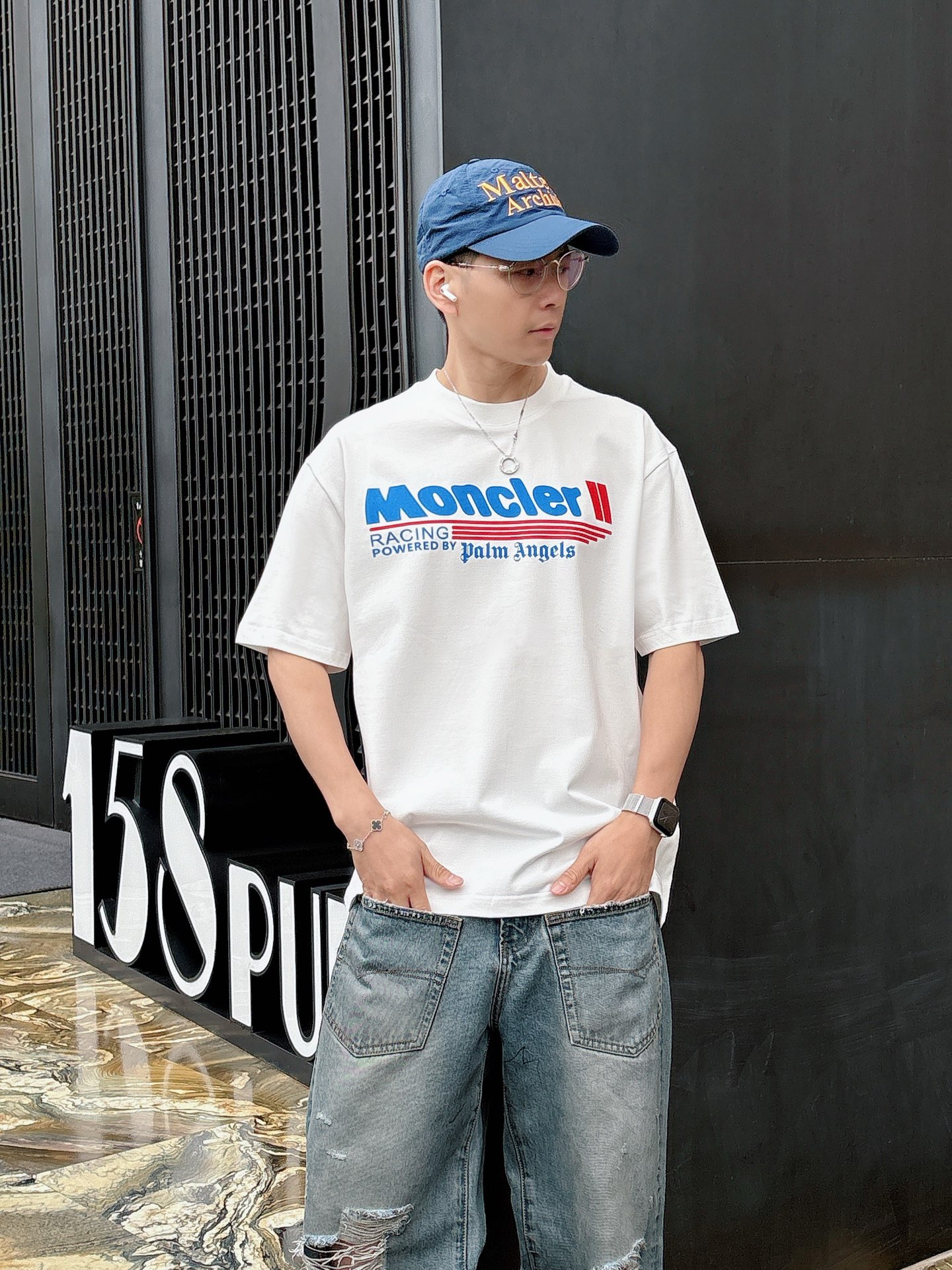 NO:141079,MONCRER 2025 spring and summer new style first-time counter latest short-sleeved round-neck T-shirt, high-end customization, avant-garde and fashionable design!  Brand logo heavy craft design, high-end customized mercerated long cotton fabric, soft feel, comfortable to wear, exquisite counter-level car line, fine workmanship, invincible and handsome upper body effect!  A must-have item for handsome men!  Color black white Number M-3XL, T-shirt,tees,t-shirt,alexander wang19860909MONCRER 2025春夏新款首发专柜最新款短袖圆领T恤 高端订制 设计前卫时尚！品牌logo重工艺设计 高端定制丝光长绒棉面料.手感柔软.穿着舒适.专柜级别精致车线.做工精细.上身效果无敌帅气！型男必备单品！ 颜色黑色 白色 码数M-3XL,,T-shirt,tees，t-shirt,alexander wang,Men's clothing