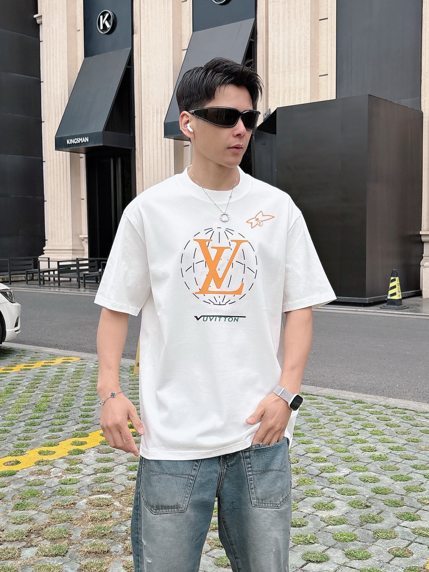 NO:141085,LV2025 spring and summer new style first-time counter latest short-sleeved round-neck T-shirt, high-end customization, avant-garde and fashionable design!  Brand logo heavy craft design, high-end customized mercerated long cotton fabric, soft feel, comfortable to wear, exquisite counter-level car line, fine workmanship, invincible and handsome upper body effect!  A must-have item for handsome men!  Color black white Number M-3XL, louis vuitton, T-shirt,tees, t-shirt,alexander wang19860909LV2025春夏新款首发专柜最新款短袖圆领T恤 高端订制 设计前卫时尚！品牌logo重工艺设计 高端定制丝光长绒棉面料.手感柔软.穿着舒适.专柜级别精致车线.做工精细.上身效果无敌帅气！型男必备单品！ 颜色黑色 白色 码数M-3XL,,louis vuitton,T-shirt,tees，t-shirt,alexander wang,Men's clothing