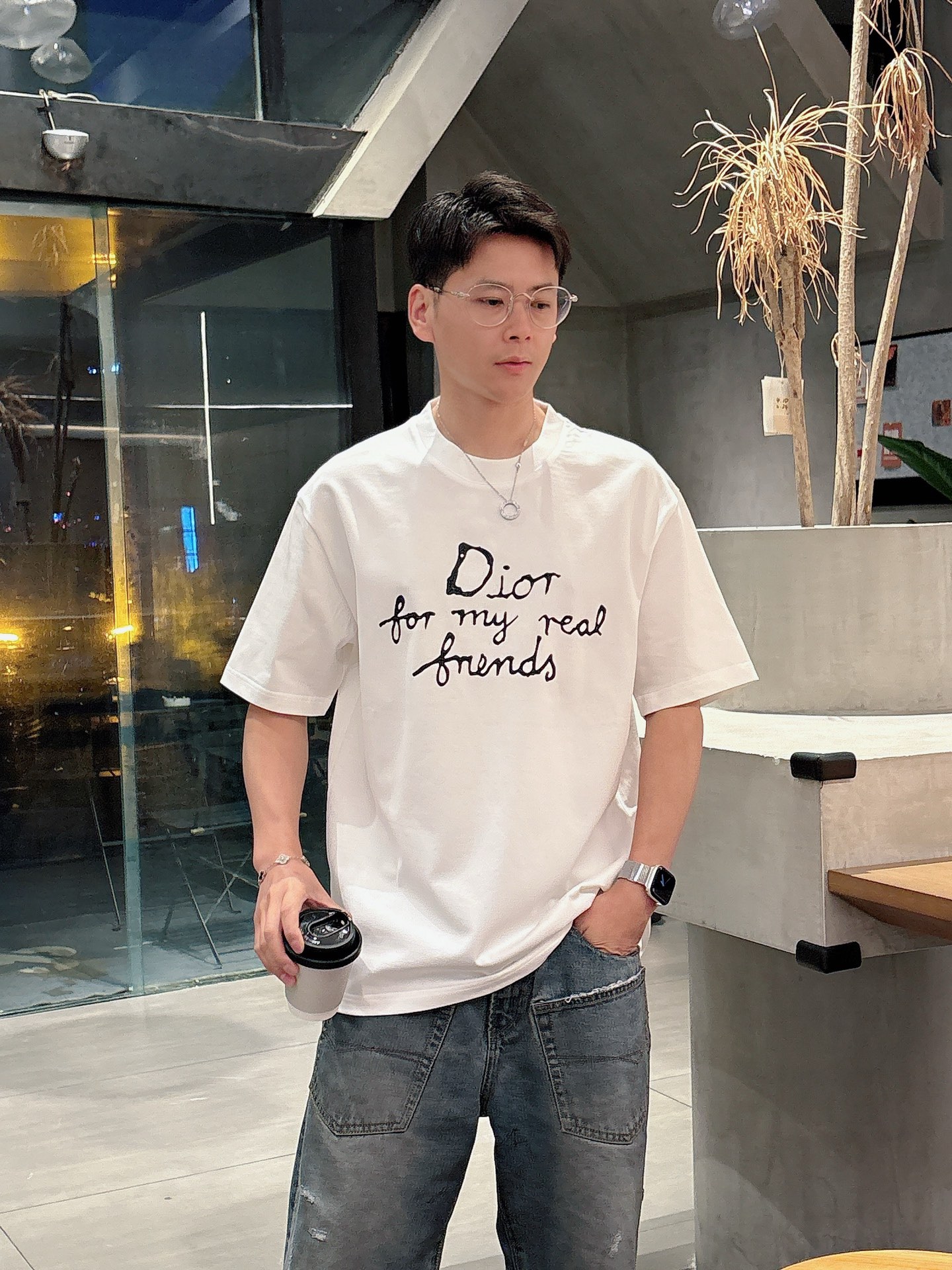 NO:141063,DIOR 2025 spring and summer new style first-time counter latest short-sleeved round-neck T-shirt, high-end customization, avant-garde and fashionable design!  Brand logo heavy craft design, high-end customized mercerated long cotton fabric, soft feel, comfortable to wear, exquisite counter-level car line, fine workmanship, invincible and handsome upper body effect!  A must-have item for handsome men!  Color black white Number M-3XL,,dior,T-shirt,tees,t-shirt,alexander wang19860909DIOR 2025春夏新款首发专柜最新款短袖圆领T恤 高端订制 设计前卫时尚！品牌logo重工艺设计 高端定制丝光长绒棉面料.手感柔软.穿着舒适.专柜级别精致车线.做工精细.上身效果无敌帅气！型男必备单品！ 颜色黑色 白色 码数M-3XL,,dior,T-shirt,tees，t-shirt,alexander wang,Men's clothing