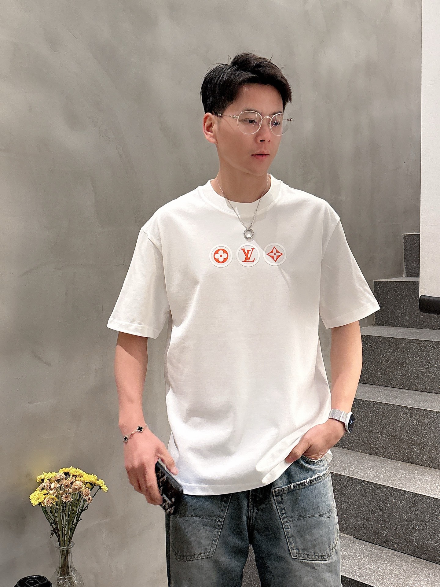 NO:141069,LV2025 spring and summer new style first-time counter latest short-sleeved round-neck T-shirt, high-end customization, avant-garde and fashionable design!  Brand logo heavy craft design, high-end customized mercerated long cotton fabric, soft feel, comfortable to wear, exquisite counter-level car line, fine workmanship, invincible and handsome upper body effect!  A must-have item for handsome men!  Color black white Number M-3XL, louis vuitton, T-shirt,tees, t-shirt,alexander wang19860909LV2025春夏新款首发专柜最新款短袖圆领T恤 高端订制 设计前卫时尚！品牌logo重工艺设计 高端定制丝光长绒棉面料.手感柔软.穿着舒适.专柜级别精致车线.做工精细.上身效果无敌帅气！型男必备单品！ 颜色黑色 白色 码数M-3XL,,louis vuitton,T-shirt,tees，t-shirt,alexander wang,Men's clothing