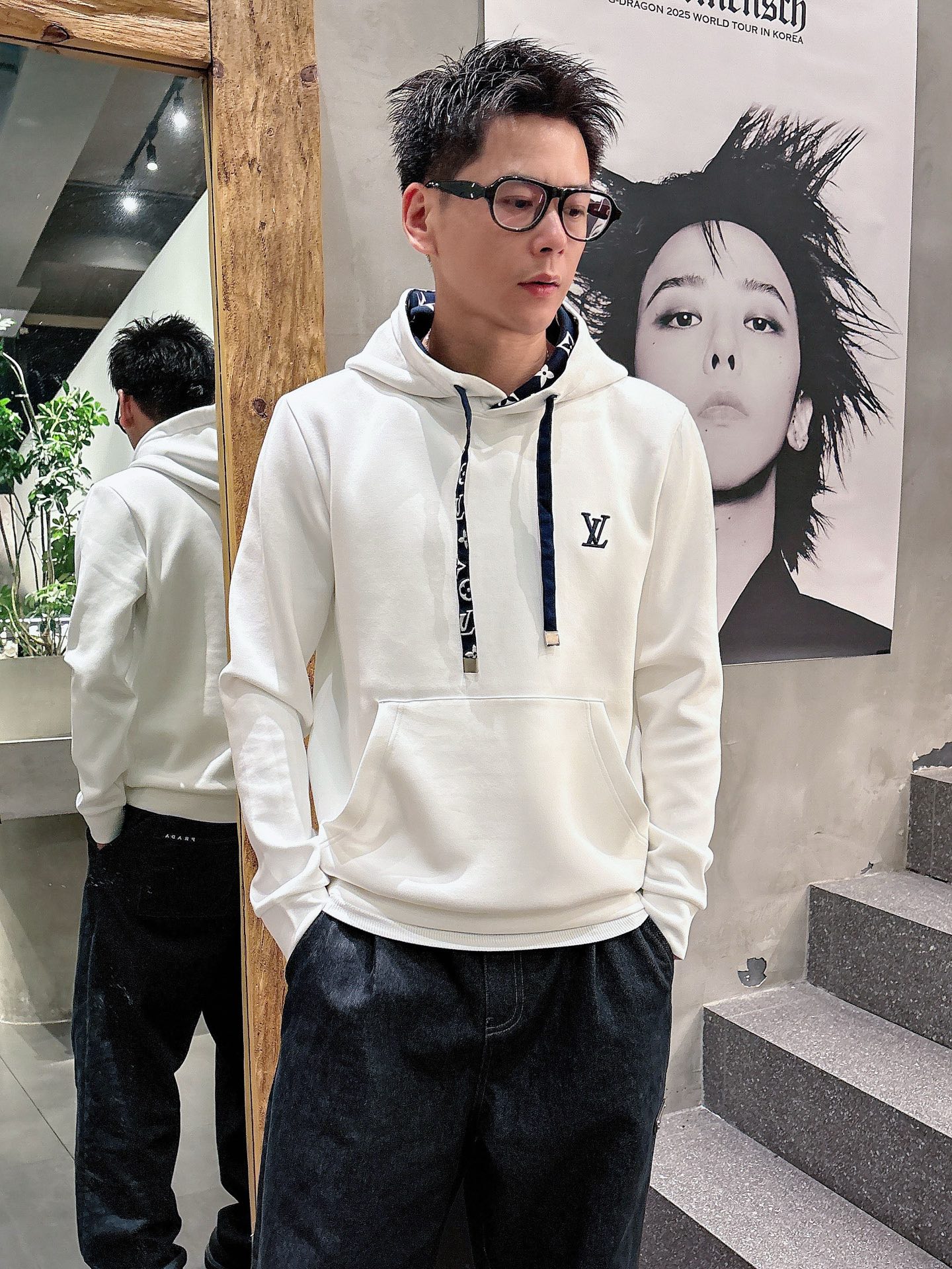 NO:525842,, Lv 2025 early autumn new sweatshirt, high quality, top version trading company channel orders, exclusive limited overseas quality for sale, classic is eternal, absolutely worth buying!  This type of sweatshirt is also a must-have for everyone, so you don’t have to think about how to match it, and you can easily get it done!  Custom-made fabrics are provided with smooth touch, but they are crisp and stylish, with a full texture on the upper body!  The overall style is simple and generous without losing style, with a strong sense of upper body, absolutely at the forefront of fashion, very comfortable to wear, exquisite and vivid upper body, capable of various occasions whether it is sports or leisure, size M—XXXL,,louis vuitton,hoodie,sweatshirts,alexander wang19860909、Lv 2025早秋 新款卫衣,高品质,顶级版本贸易公司渠道订单,海外精品独家限定发售,经典即永恒,入手绝对值的！这种类型的卫衣也是人人必备,不用想怎么搭配,轻松搞定！客供定制面料,触感顺滑,却又挺括有型,上身质感十足！ 整体简洁大方而不失格调,上身感极强,绝对走在时尚最前端,穿着非常舒适,上身精致跃然,无论是运动还是休闲时候都能胜任各种场合, 尺码M—XXXL,,louis vuitton,hoodie,sweatshirts,alexander wang,Men's clothing