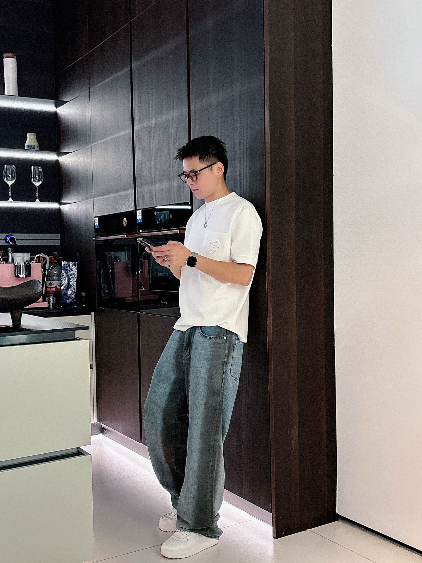 LV2025秋冬 圆领刺绣短袖T恤打底衫 元素性的Logo徽章凸显休闲时尚魅力,依然独领时尚风骚.内搭好