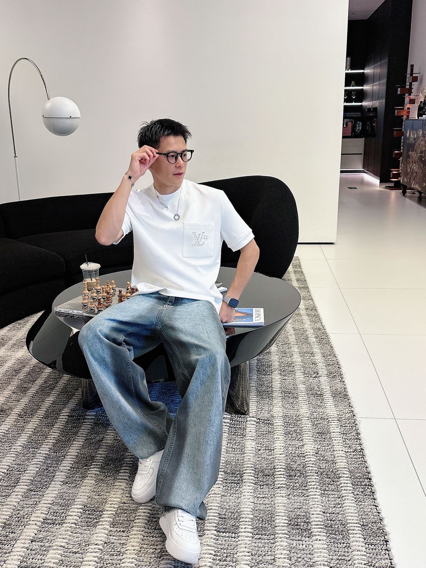 LV2025秋冬 圆领刺绣短袖T恤打底衫 元素性的Logo徽章凸显休闲时尚魅力,依然独领时尚风骚.内搭好