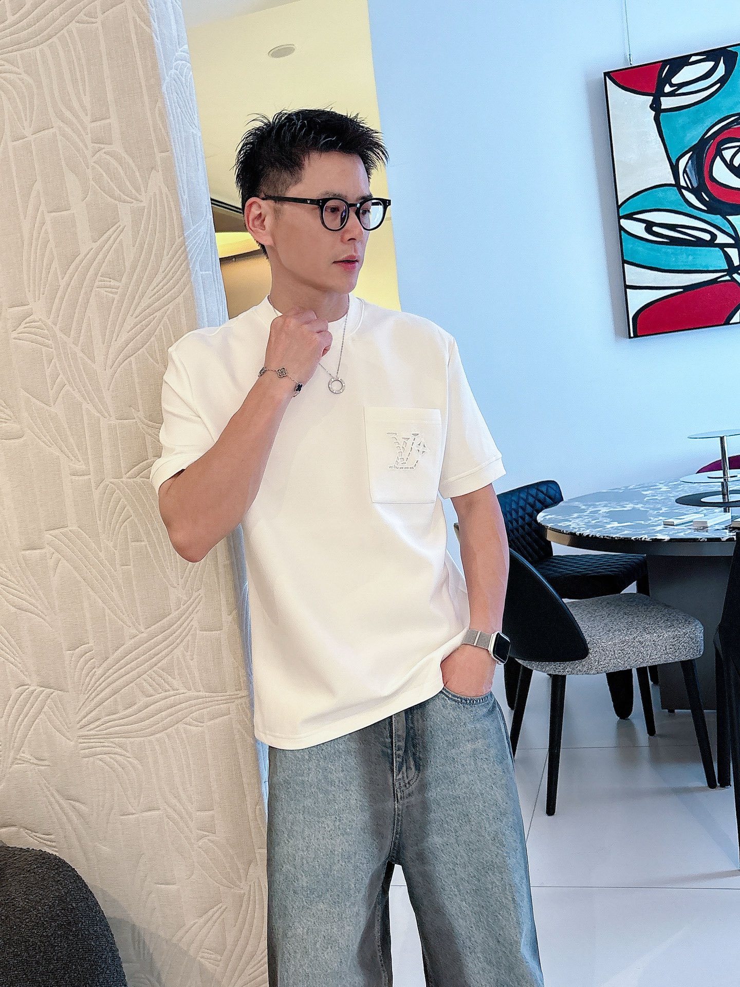 LV2025秋冬 圆领刺绣短袖T恤打底衫 元素性的Logo徽章凸显休闲时尚魅力,依然独领时尚风骚.内搭好