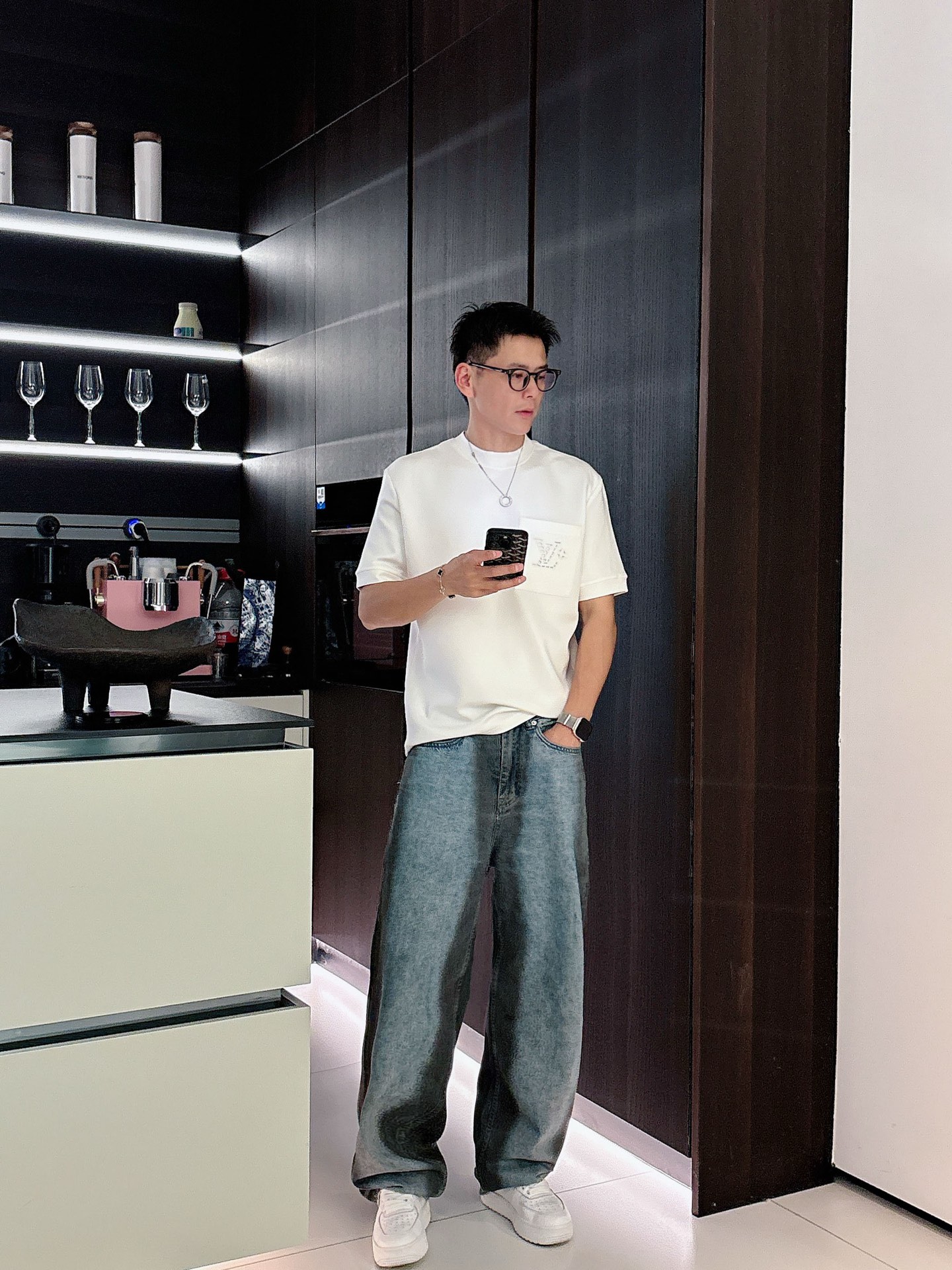 LV2025秋冬 圆领刺绣短袖T恤打底衫 元素性的Logo徽章凸显休闲时尚魅力,依然独领时尚风骚.内搭好