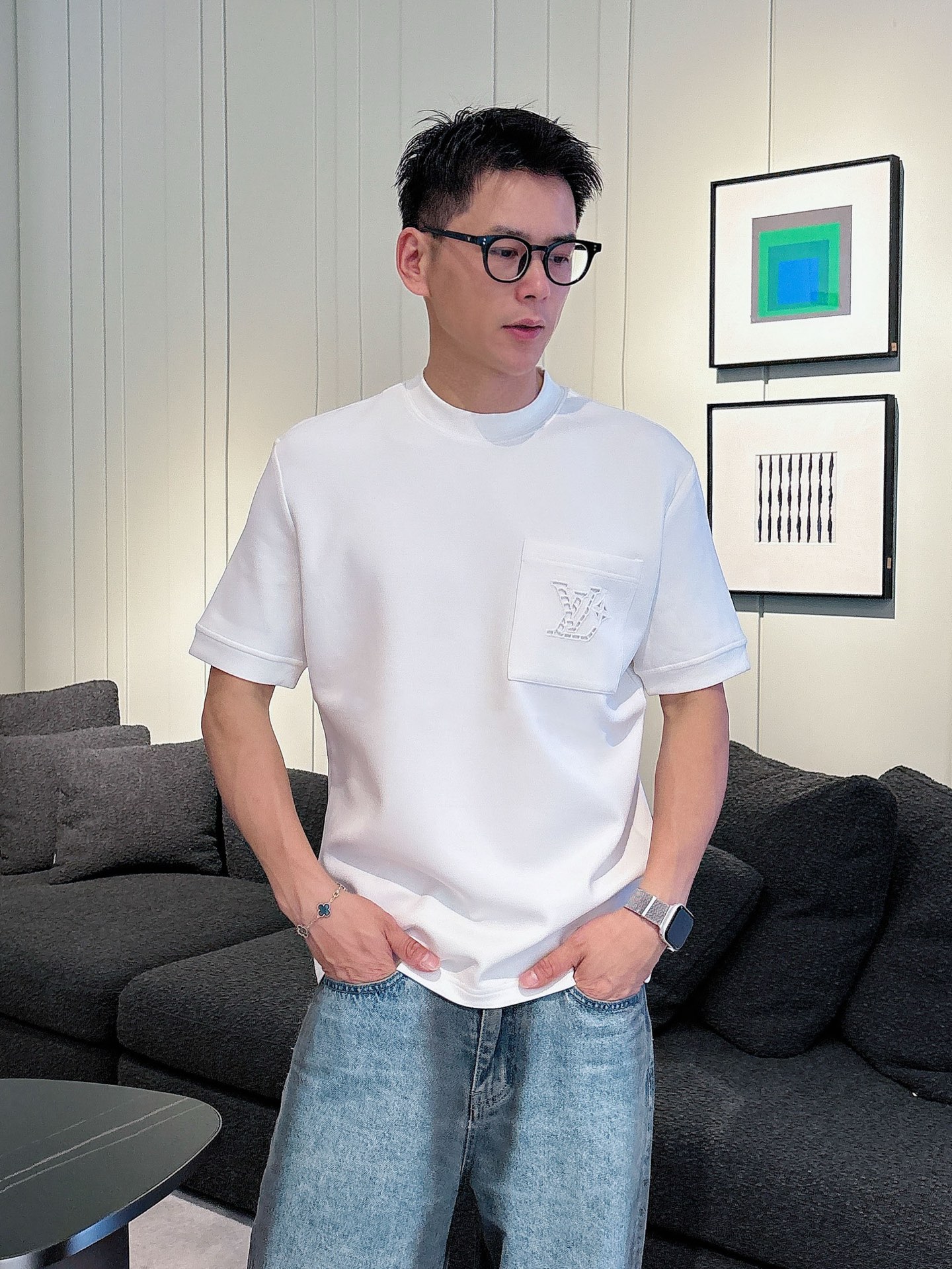 NO:522866,LV 2025 Autumn and Winter Round neck embroidered short-sleeved T-shirt base shirt Elemental Logo badge highlights the casual and fashionable charm, and is still unique in style. It is well equipped with a companion... Customer-supplied high-strength elastic knitted liquid ammonia air-layer fabric, flat and symmetrical knitted light and refreshing, soft and comfortable, and excellent breathability. Simple and unique charm. The straight-tailed version is more suitable for matching with various trendy and fashionable styles. It uses instrument embroidery, delicate and full texture, bringing a new experience for fashion sports and leisure. Color black white Size M-3XL,,louis vuitton, T-shirt,tees, t-shirt,alexander wang19860909LV 2025秋冬 圆领刺绣短袖T恤打底衫 元素性的Logo徽章凸显休闲时尚魅力,依然独领时尚风骚.内搭好伴侣… 客供高支弹力针织液氨空气层面料,平整匀称的针织轻薄清爽,柔软舒适,透气性极佳.简洁而富有独特魅力.直裁版型更为适合搭配各种潮流时尚造型. 采用器械刺绣,细腻饱满的质感突显,为时尚运动休闲带来全新体验. 颜色黑色 白色 尺码 M-3XL,,louis vuitton,T-shirt,tees，t-shirt,alexander wang,Men's clothing