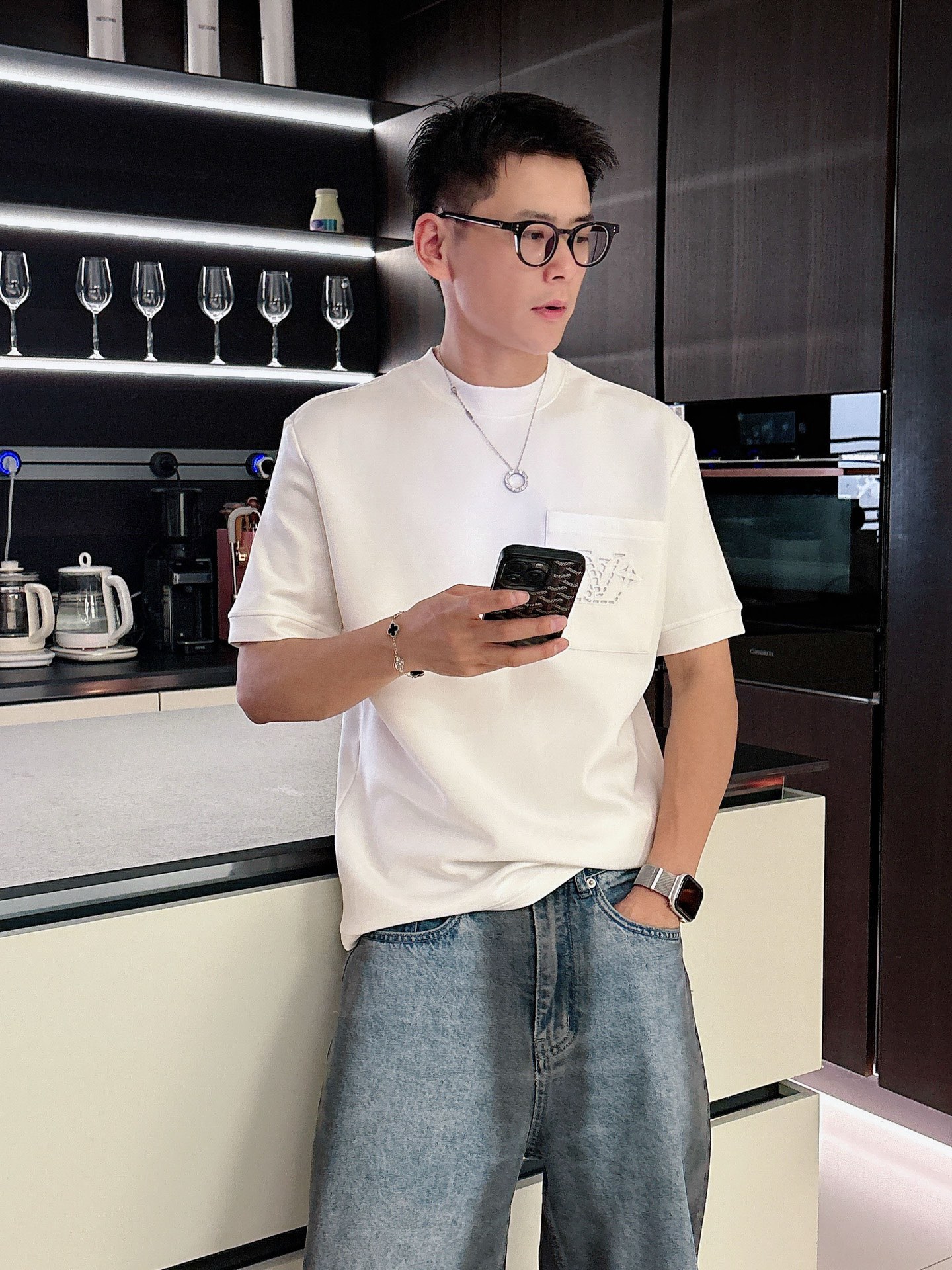 LV2025秋冬 圆领刺绣短袖T恤打底衫 元素性的Logo徽章凸显休闲时尚魅力,依然独领时尚风骚.内搭好