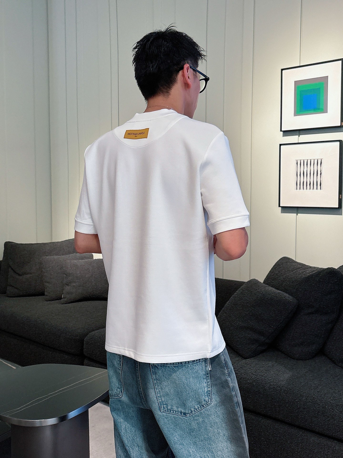 LV2025秋冬 圆领刺绣短袖T恤打底衫 元素性的Logo徽章凸显休闲时尚魅力,依然独领时尚风骚.内搭好