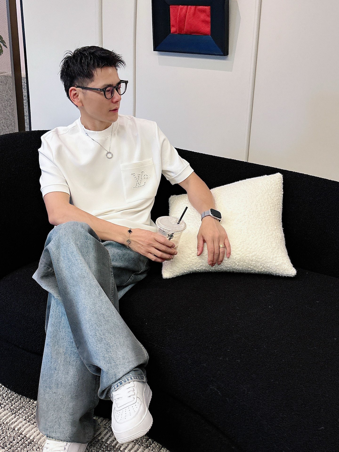 LV2025秋冬 圆领刺绣短袖T恤打底衫 元素性的Logo徽章凸显休闲时尚魅力,依然独领时尚风骚.内搭好