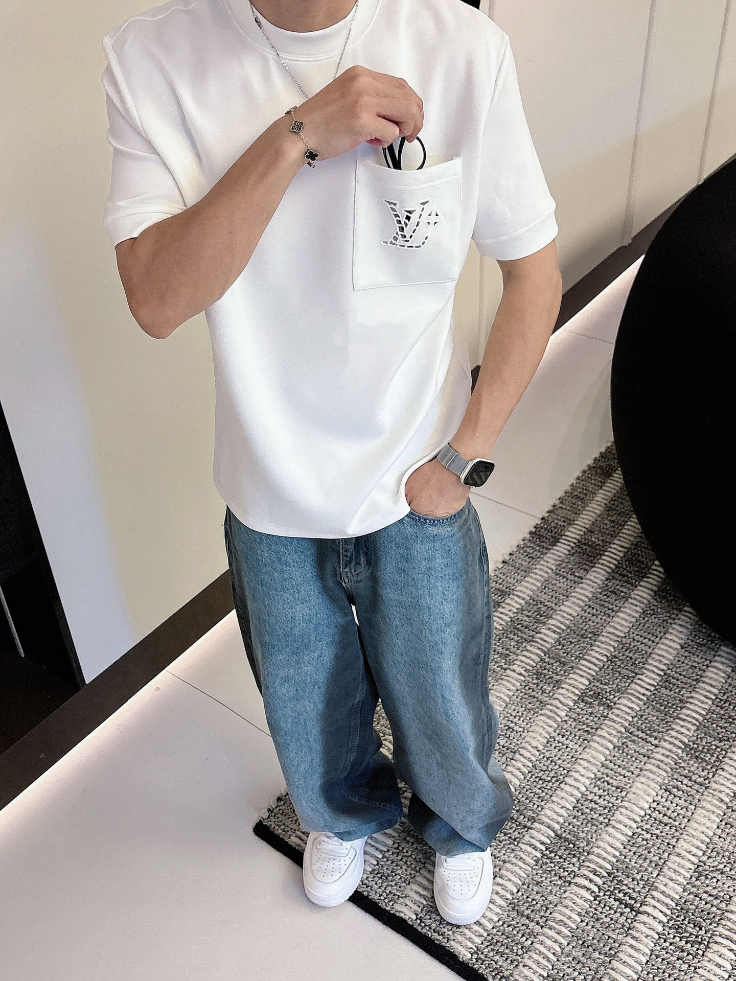 LV2025秋冬 圆领刺绣短袖T恤打底衫 元素性的Logo徽章凸显休闲时尚魅力,依然独领时尚风骚.内搭好