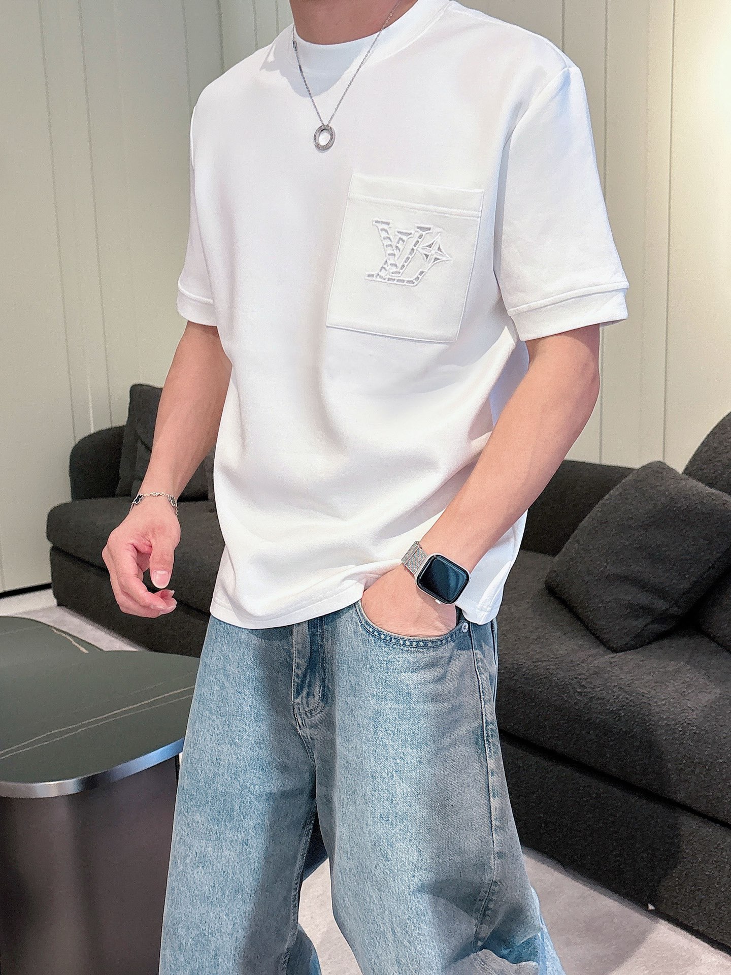 LV2025秋冬 圆领刺绣短袖T恤打底衫 元素性的Logo徽章凸显休闲时尚魅力,依然独领时尚风骚.内搭好