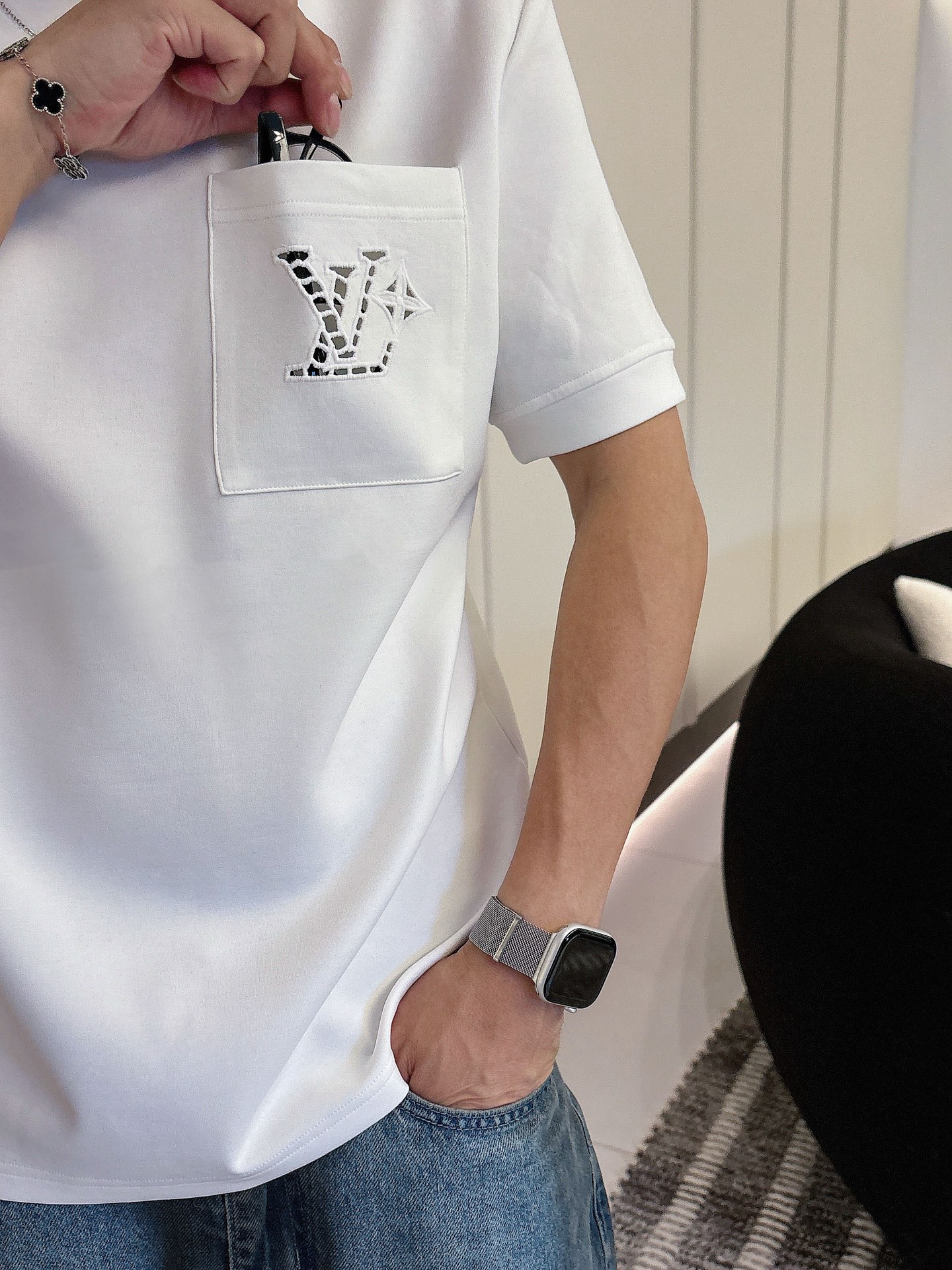 LV2025秋冬 圆领刺绣短袖T恤打底衫 元素性的Logo徽章凸显休闲时尚魅力,依然独领时尚风骚.内搭好