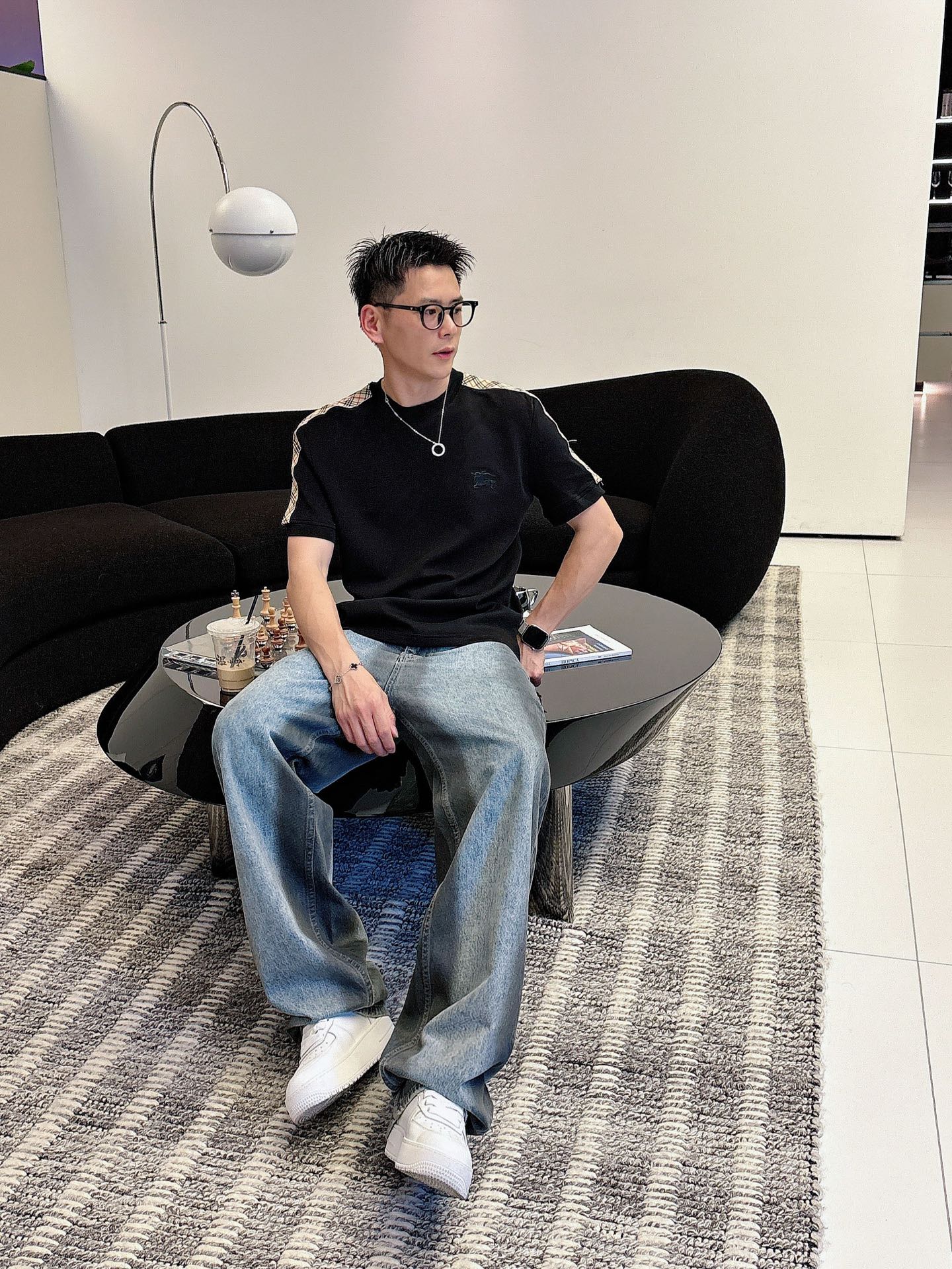 巴宝莉2025秋冬 圆领刺绣短袖T恤打底衫 元素性的Logo徽章凸显休闲时尚魅力,依然独领时尚风骚.内搭