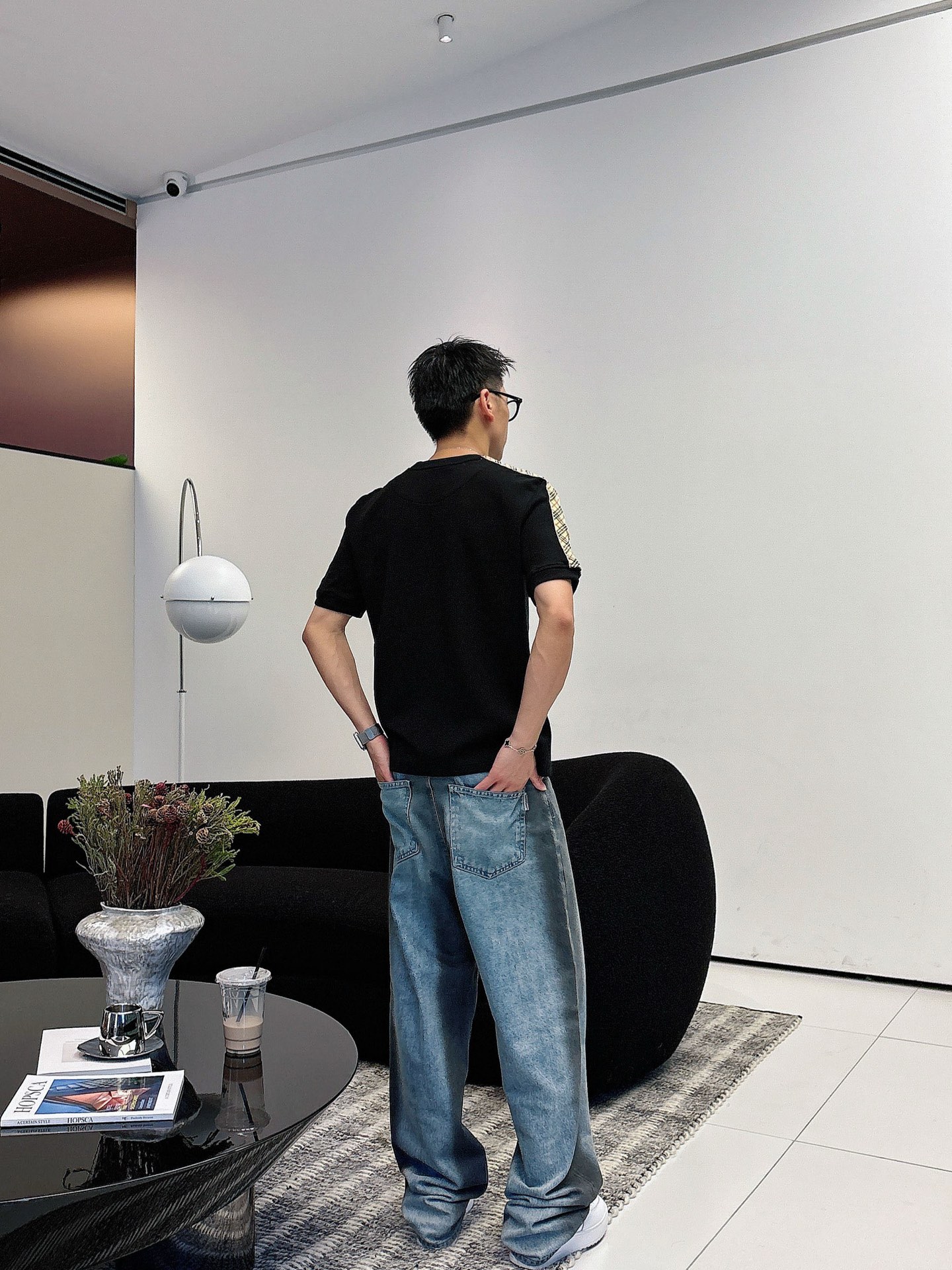 巴宝莉2025秋冬 圆领刺绣短袖T恤打底衫 元素性的Logo徽章凸显休闲时尚魅力,依然独领时尚风骚.内搭