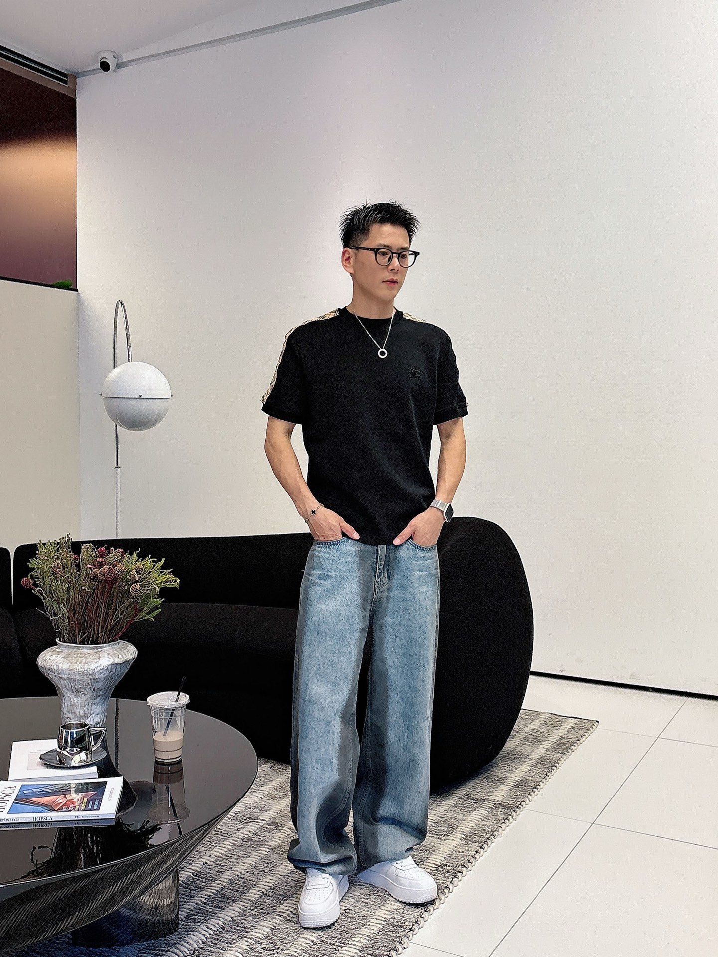 巴宝莉2025秋冬 圆领刺绣短袖T恤打底衫 元素性的Logo徽章凸显休闲时尚魅力,依然独领时尚风骚.内搭