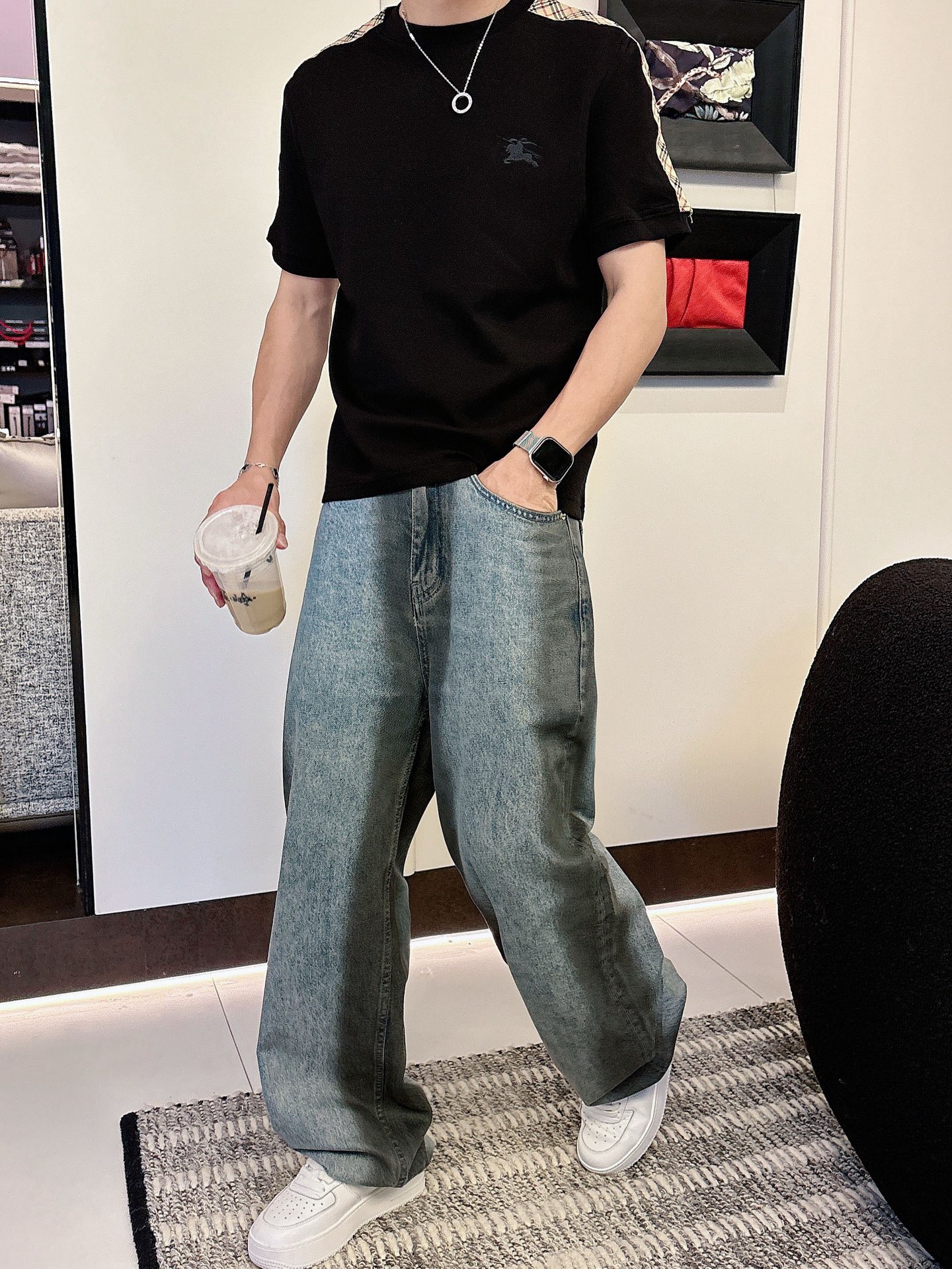 巴宝莉2025秋冬 圆领刺绣短袖T恤打底衫 元素性的Logo徽章凸显休闲时尚魅力,依然独领时尚风骚.内搭