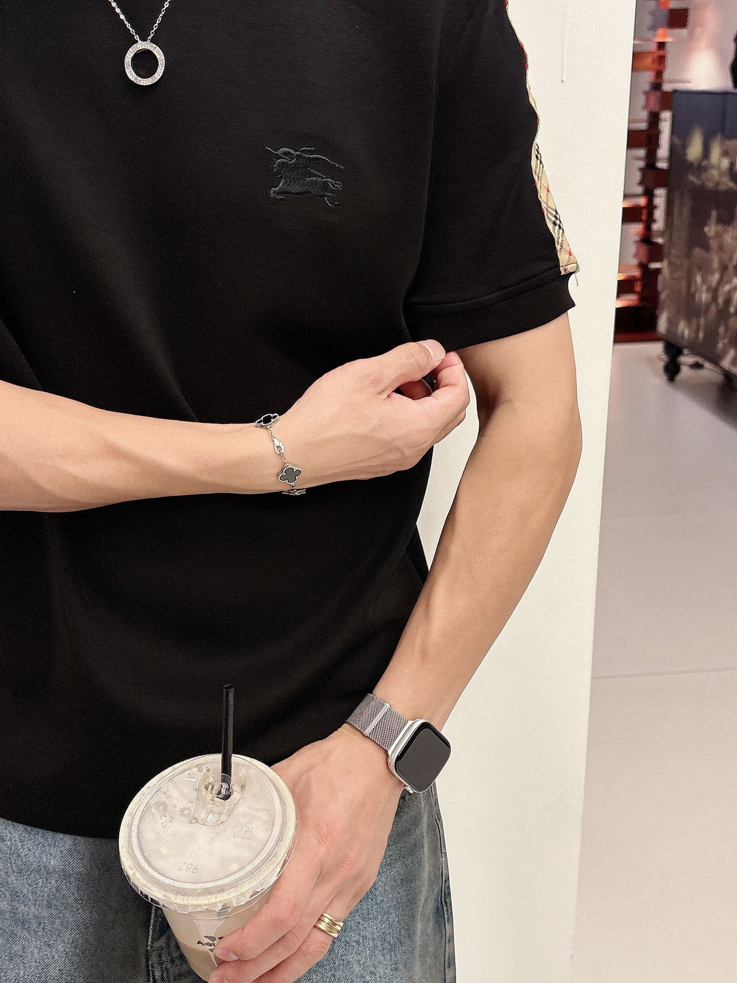 巴宝莉2025秋冬 圆领刺绣短袖T恤打底衫 元素性的Logo徽章凸显休闲时尚魅力,依然独领时尚风骚.内搭