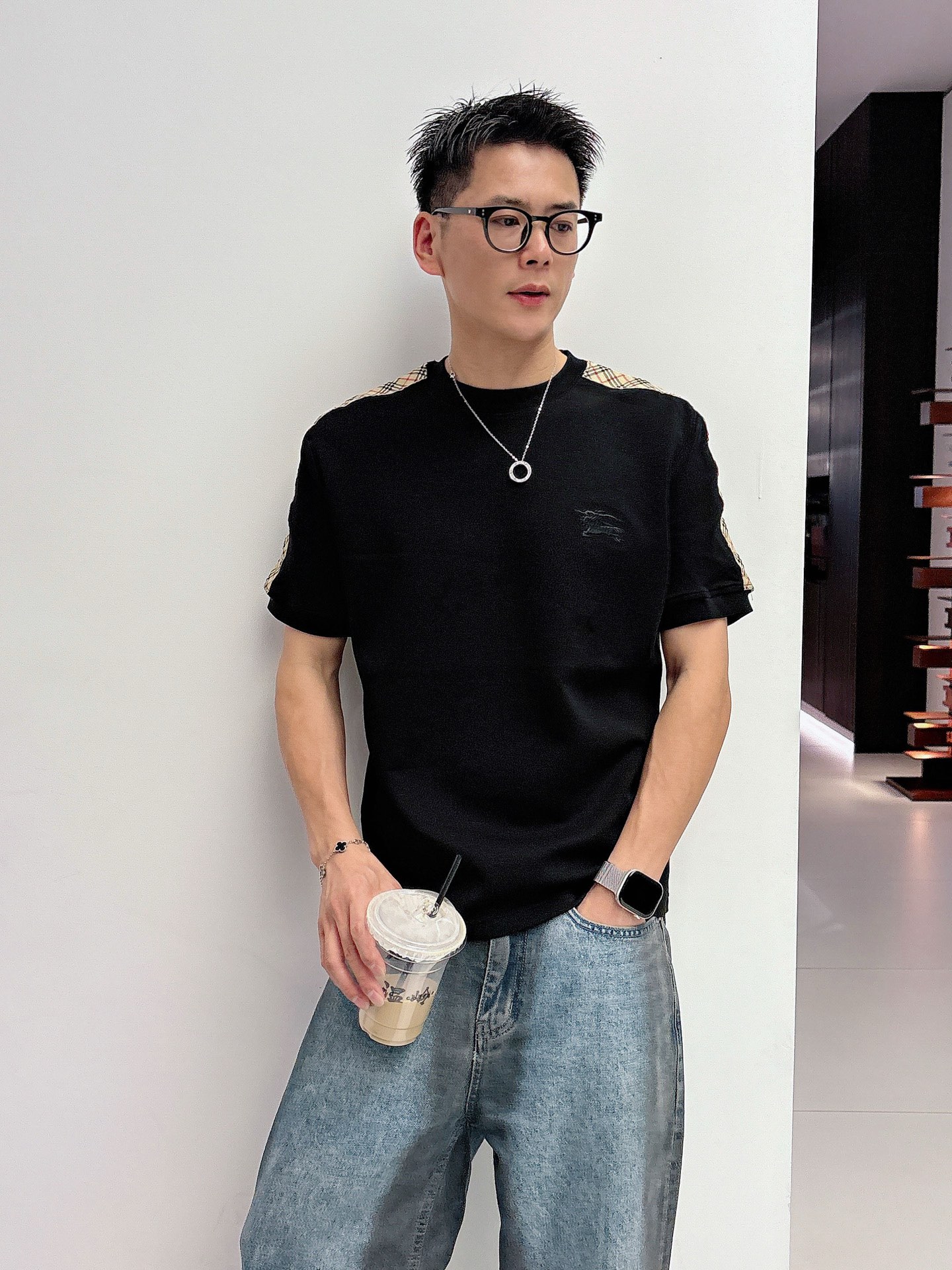 巴宝莉2025秋冬 圆领刺绣短袖T恤打底衫 元素性的Logo徽章凸显休闲时尚魅力,依然独领时尚风骚.内搭