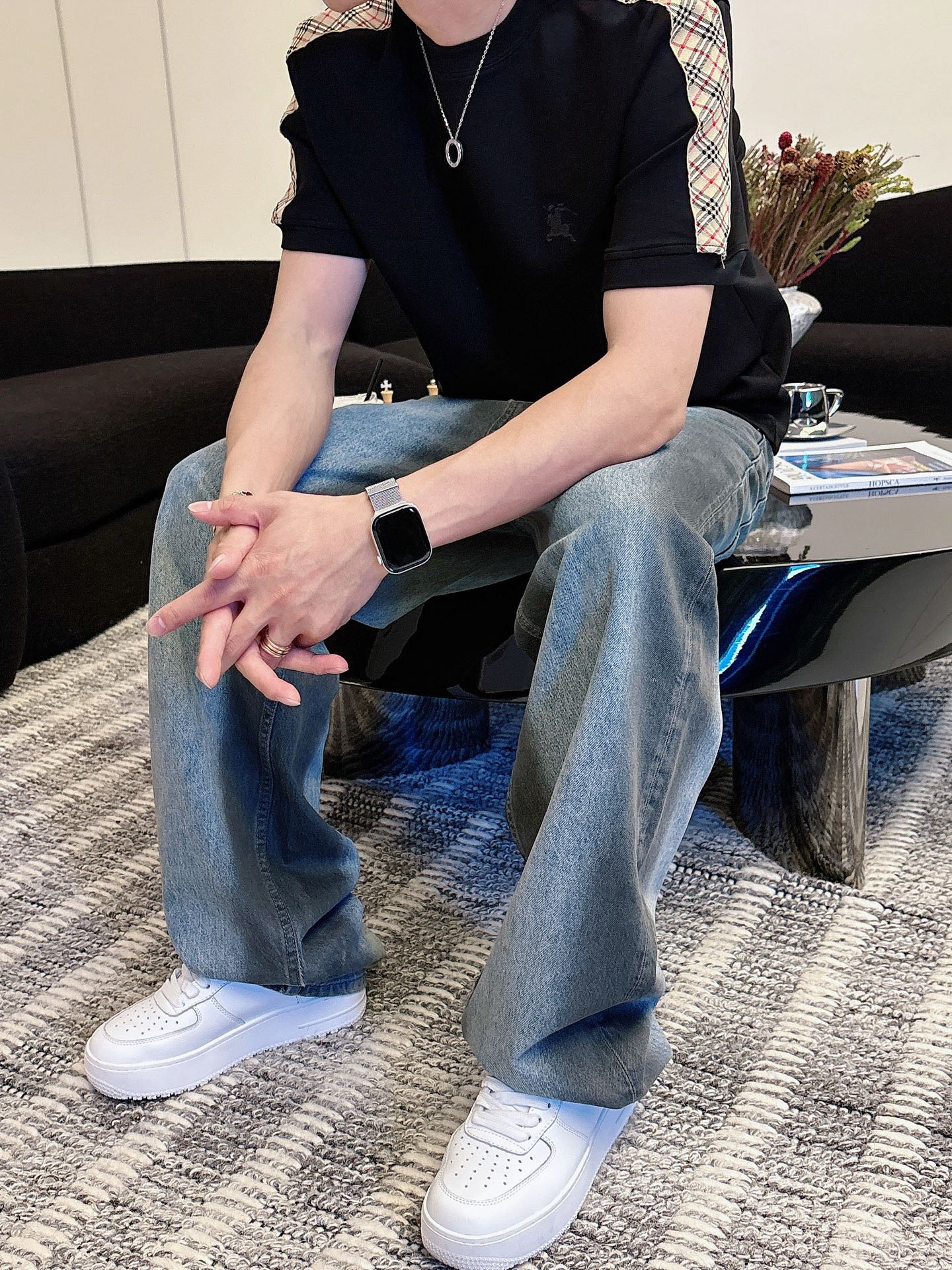 巴宝莉2025秋冬 圆领刺绣短袖T恤打底衫 元素性的Logo徽章凸显休闲时尚魅力,依然独领时尚风骚.内搭