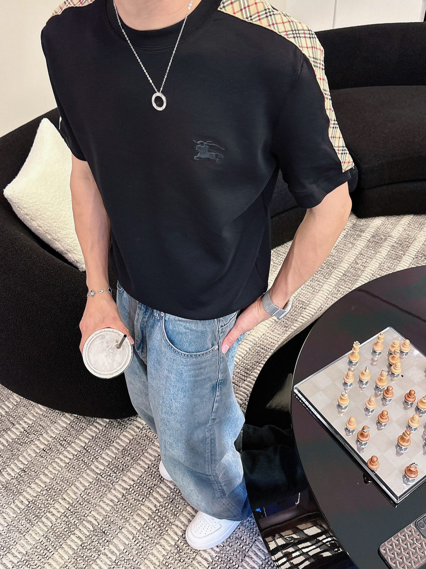 巴宝莉2025秋冬 圆领刺绣短袖T恤打底衫 元素性的Logo徽章凸显休闲时尚魅力,依然独领时尚风骚.内搭