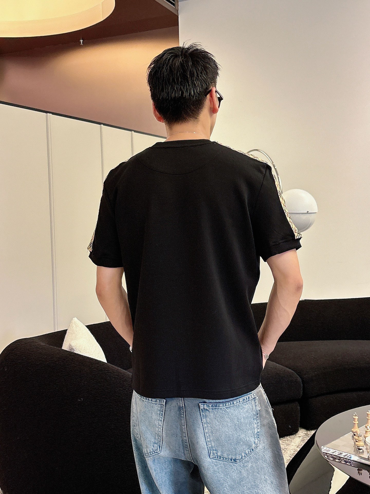 巴宝莉2025秋冬 圆领刺绣短袖T恤打底衫 元素性的Logo徽章凸显休闲时尚魅力,依然独领时尚风骚.内搭