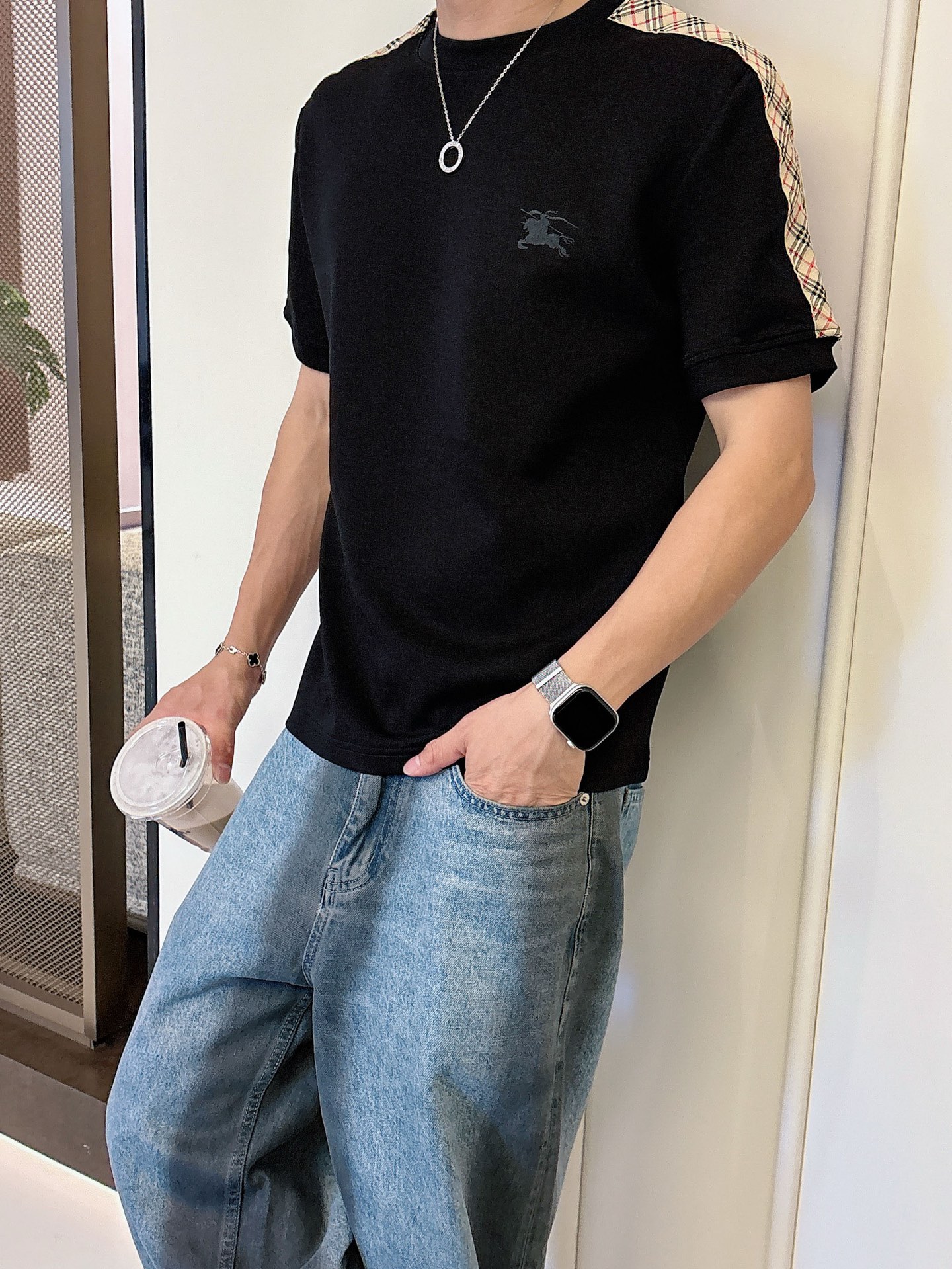 巴宝莉2025秋冬 圆领刺绣短袖T恤打底衫 元素性的Logo徽章凸显休闲时尚魅力,依然独领时尚风骚.内搭