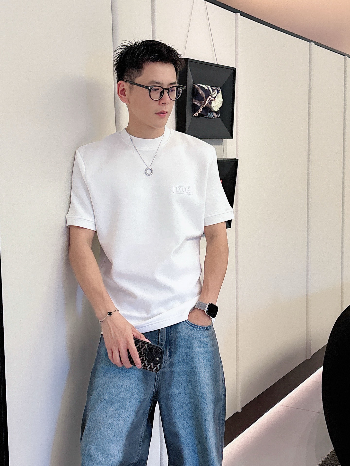 Dior2025秋冬 圆领刺绣短袖T恤打底衫 元素性的Logo徽章凸显休闲时尚魅力,依然独领时尚风骚.内