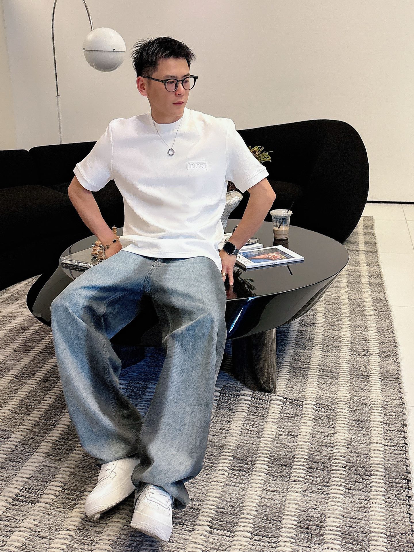 Dior2025秋冬 圆领刺绣短袖T恤打底衫 元素性的Logo徽章凸显休闲时尚魅力,依然独领时尚风骚.内