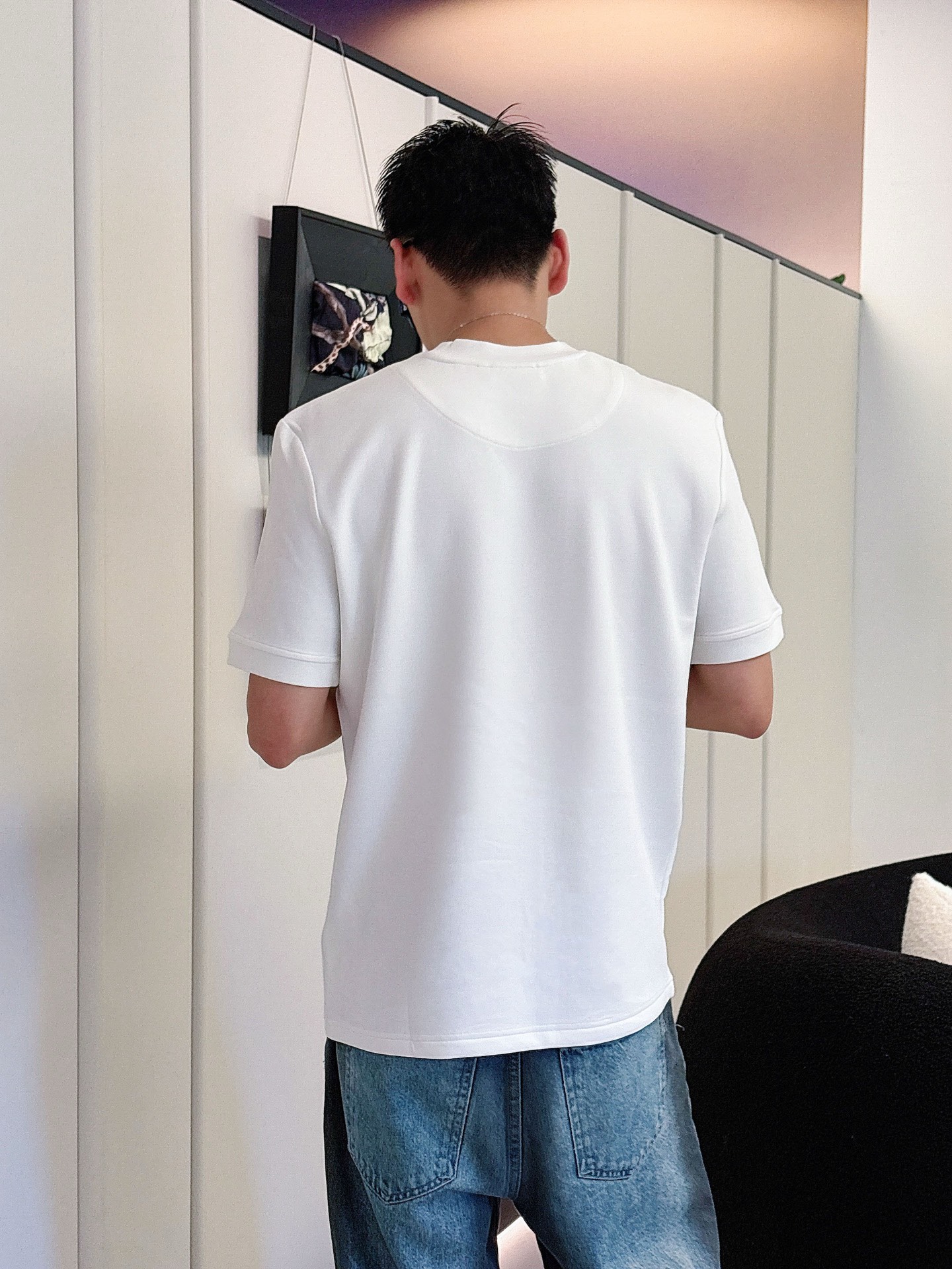 Dior2025秋冬 圆领刺绣短袖T恤打底衫 元素性的Logo徽章凸显休闲时尚魅力,依然独领时尚风骚.内