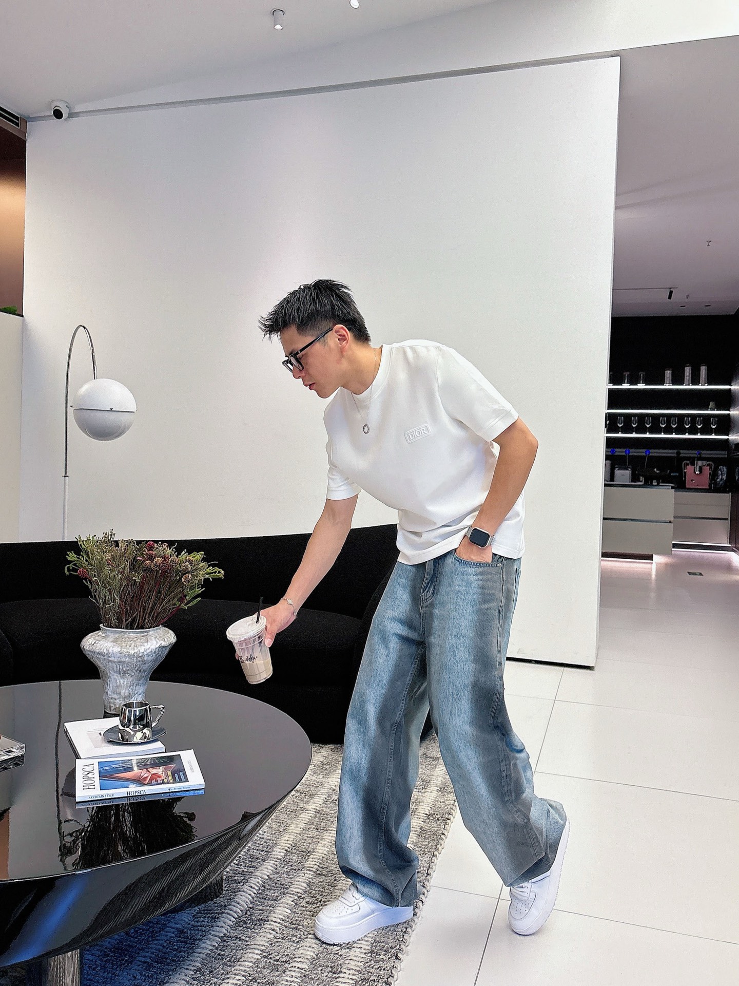 Dior2025秋冬 圆领刺绣短袖T恤打底衫 元素性的Logo徽章凸显休闲时尚魅力,依然独领时尚风骚.内