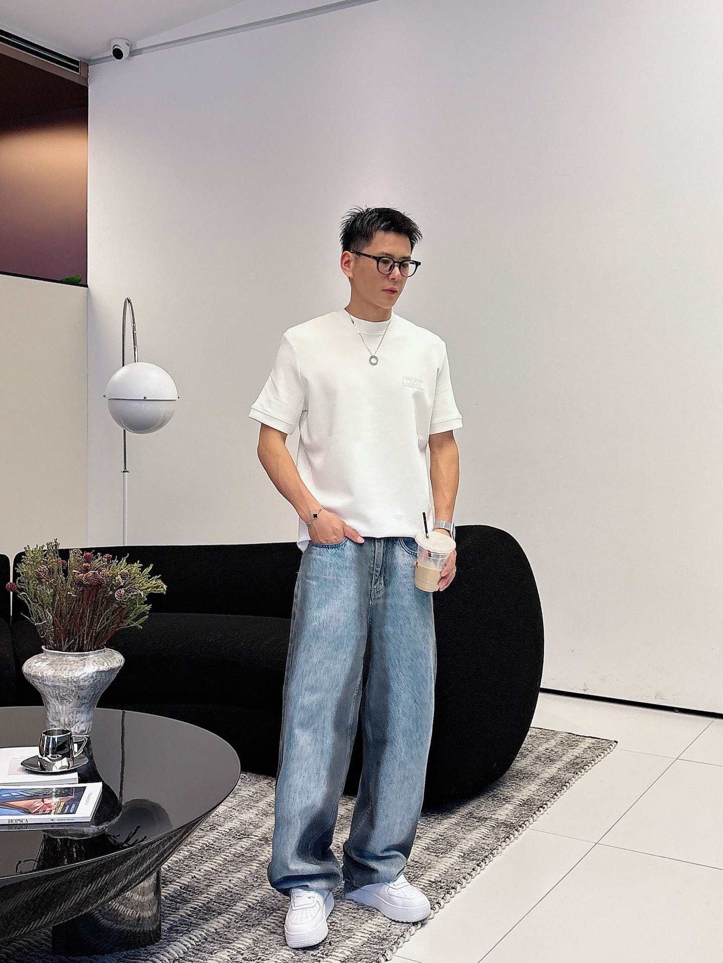 Dior2025秋冬 圆领刺绣短袖T恤打底衫 元素性的Logo徽章凸显休闲时尚魅力,依然独领时尚风骚.内