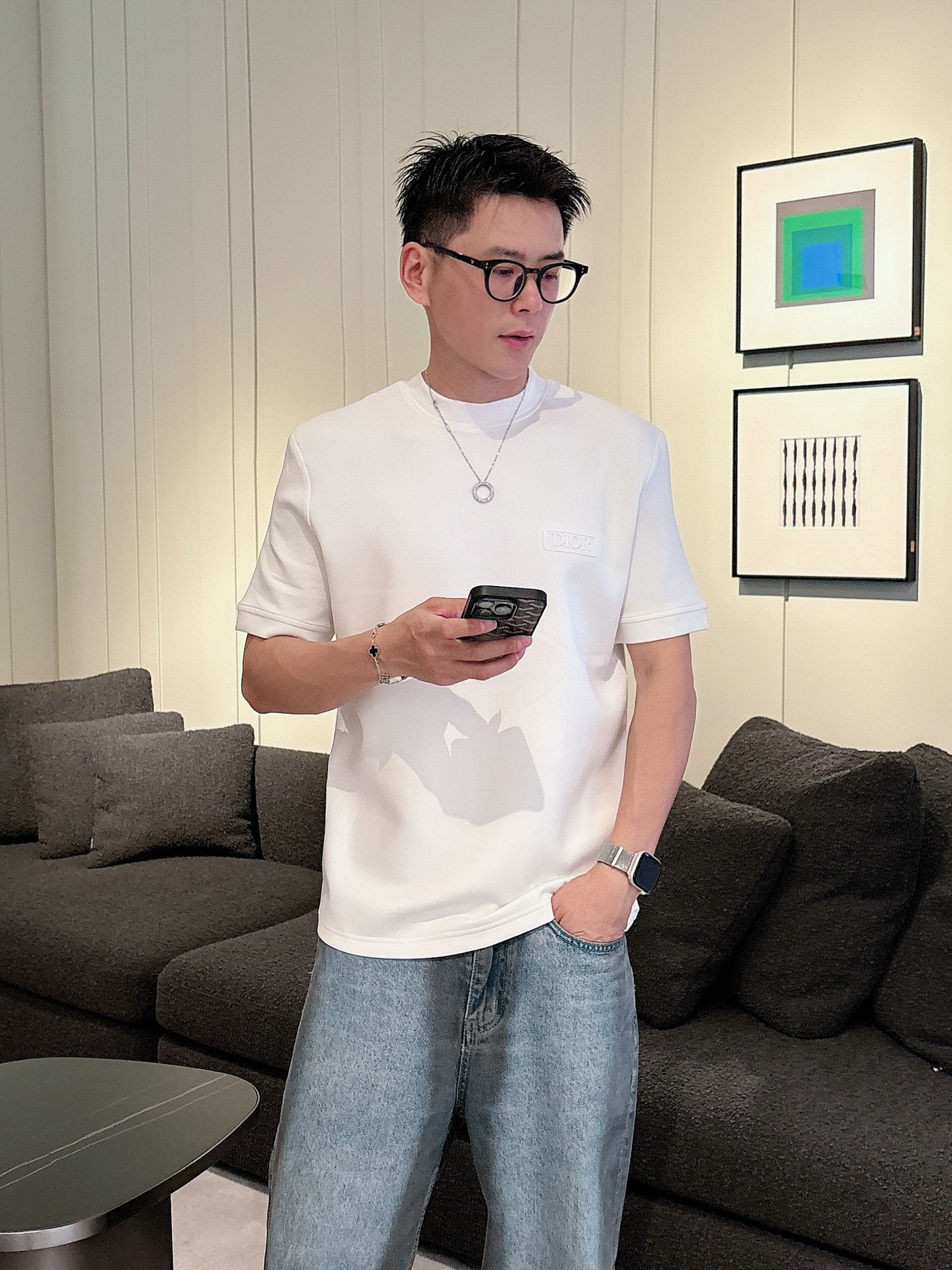 NO:522863,Dior 2025 Autumn and Winter 2025 round neck embroidered short-sleeved T-shirt base shirt Elemental Logo badge highlights the casual and fashionable charm, and is still unique in style. It is well equipped with a companion... Customer-supplied high-strength elastic knitted liquid ammonia air-layer fabric, flat and symmetrical knitted light and refreshing, soft and comfortable, and excellent breathability. Simple and unique charm. The straight-cut style is more suitable for matching with various trendy and fashionable styles. It uses instrument embroidery, and the delicate and full texture highlights, bringing a new experience for fashion sports and leisure. Color black white Size M-3XL,,dior,T-shirt,tees,t-shirt,alexander wang19860909Dior 2025秋冬 圆领刺绣短袖T恤打底衫 元素性的Logo徽章凸显休闲时尚魅力,依然独领时尚风骚.内搭好伴侣… 客供高支弹力针织液氨空气层面料,平整匀称的针织轻薄清爽,柔软舒适,透气性极佳.简洁而富有独特魅力.直裁版型更为适合搭配各种潮流时尚造型. 采用器械刺绣,细腻饱满的质感突显,为时尚运动休闲带来全新体验. 颜色黑色 白色 尺码 M-3XL,,dior,T-shirt,tees，t-shirt,alexander wang,Men's clothing