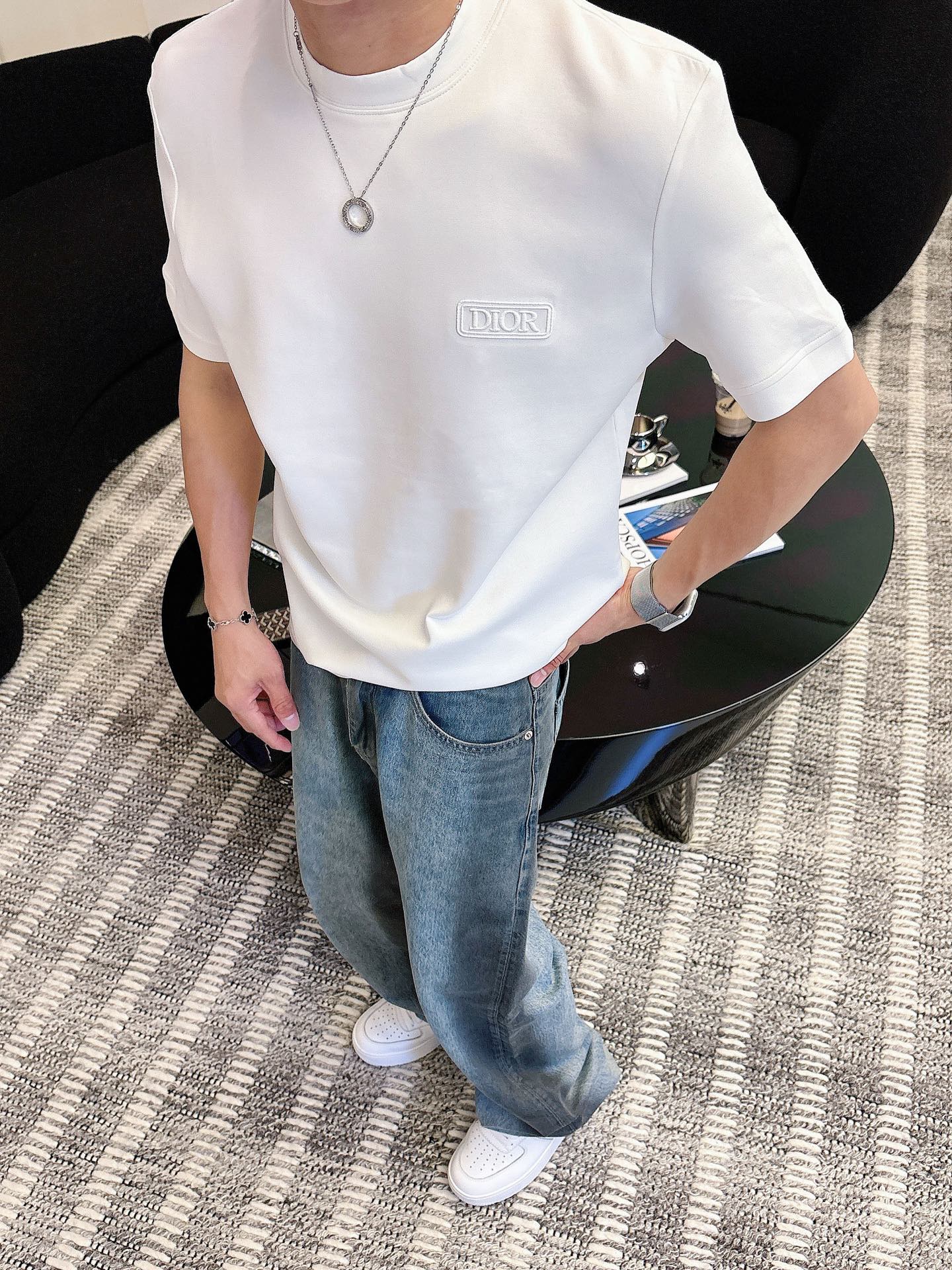 Dior2025秋冬 圆领刺绣短袖T恤打底衫 元素性的Logo徽章凸显休闲时尚魅力,依然独领时尚风骚.内