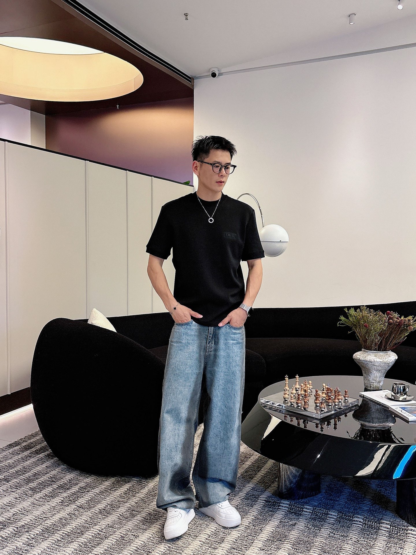 Dior2025秋冬 圆领刺绣短袖T恤打底衫 元素性的Logo徽章凸显休闲时尚魅力,依然独领时尚风骚.内