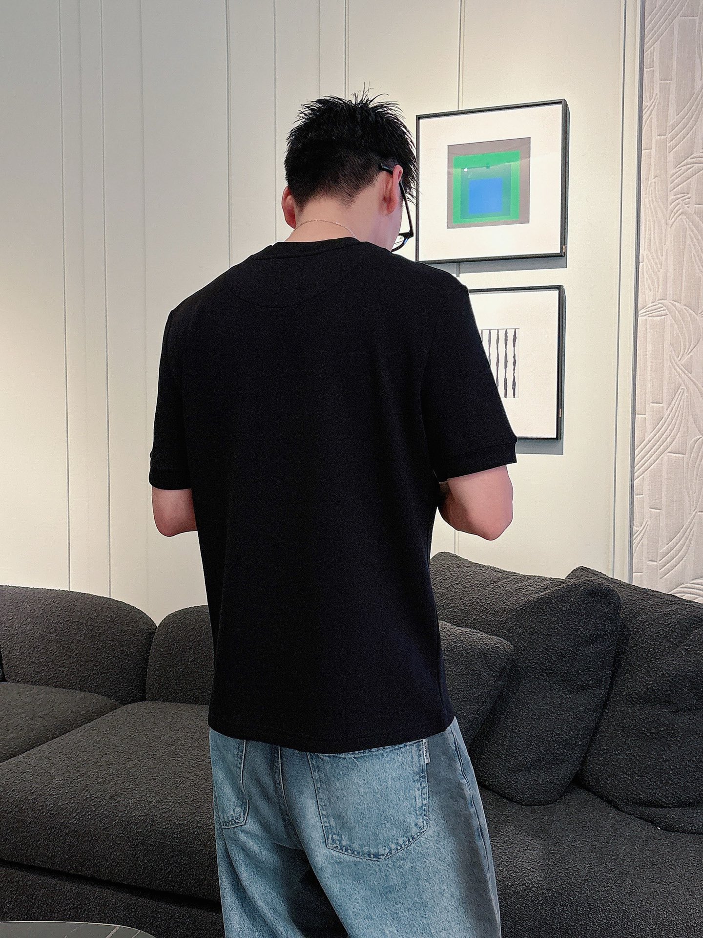 Dior2025秋冬 圆领刺绣短袖T恤打底衫 元素性的Logo徽章凸显休闲时尚魅力,依然独领时尚风骚.内