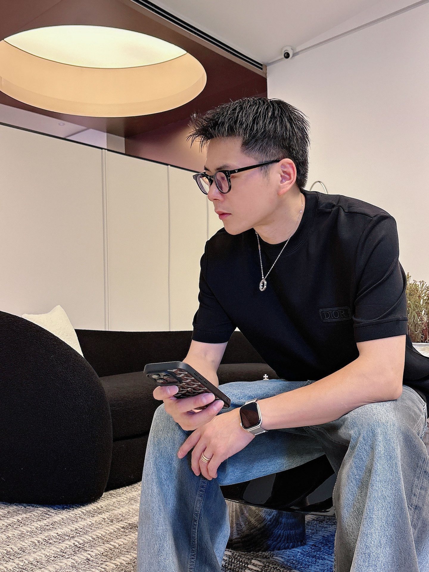 Dior2025秋冬 圆领刺绣短袖T恤打底衫 元素性的Logo徽章凸显休闲时尚魅力,依然独领时尚风骚.内