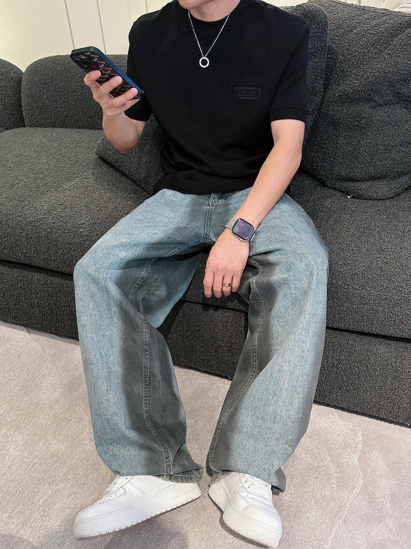 Dior2025秋冬 圆领刺绣短袖T恤打底衫 元素性的Logo徽章凸显休闲时尚魅力,依然独领时尚风骚.内