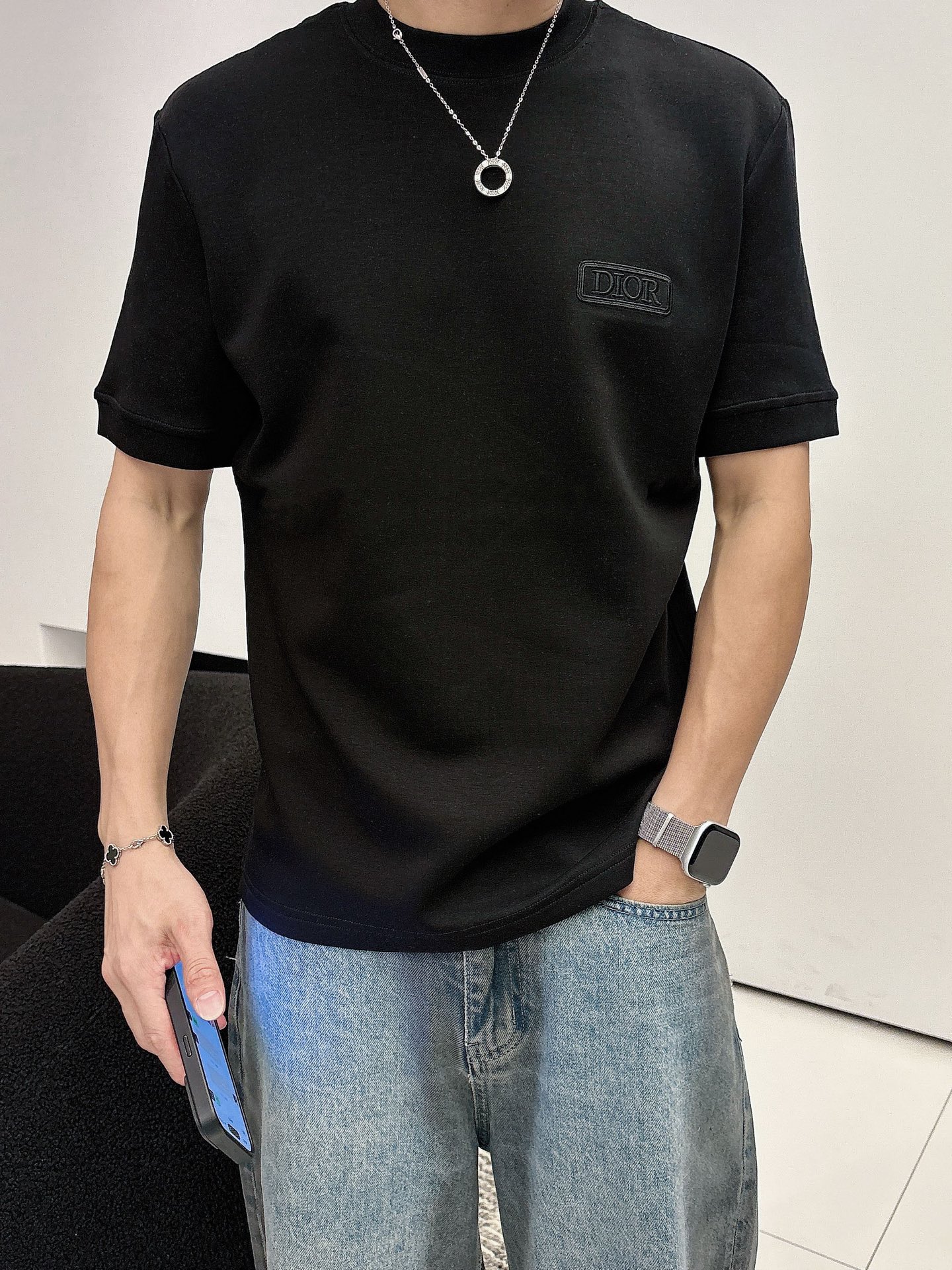 Dior2025秋冬 圆领刺绣短袖T恤打底衫 元素性的Logo徽章凸显休闲时尚魅力,依然独领时尚风骚.内