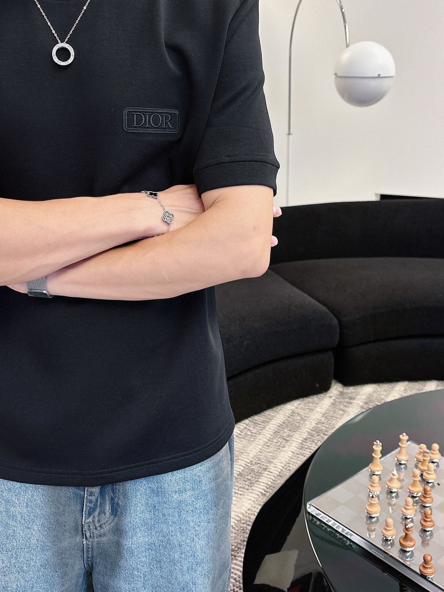 Dior2025秋冬 圆领刺绣短袖T恤打底衫 元素性的Logo徽章凸显休闲时尚魅力,依然独领时尚风骚.内