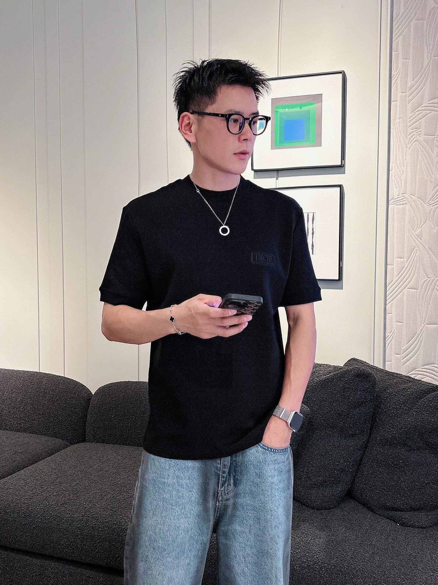 Dior2025秋冬 圆领刺绣短袖T恤打底衫 元素性的Logo徽章凸显休闲时尚魅力,依然独领时尚风骚.内