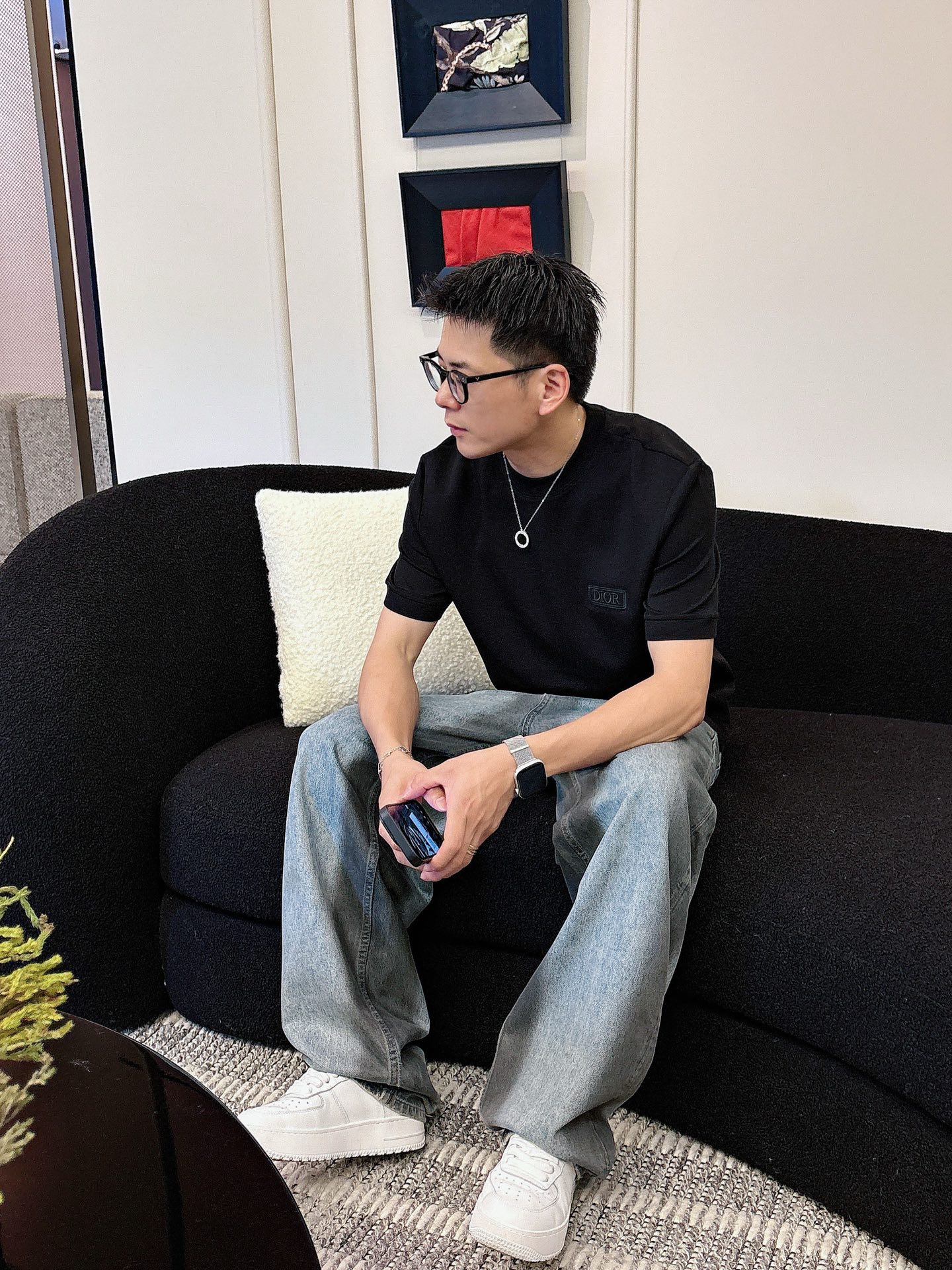 Dior2025秋冬 圆领刺绣短袖T恤打底衫 元素性的Logo徽章凸显休闲时尚魅力,依然独领时尚风骚.内